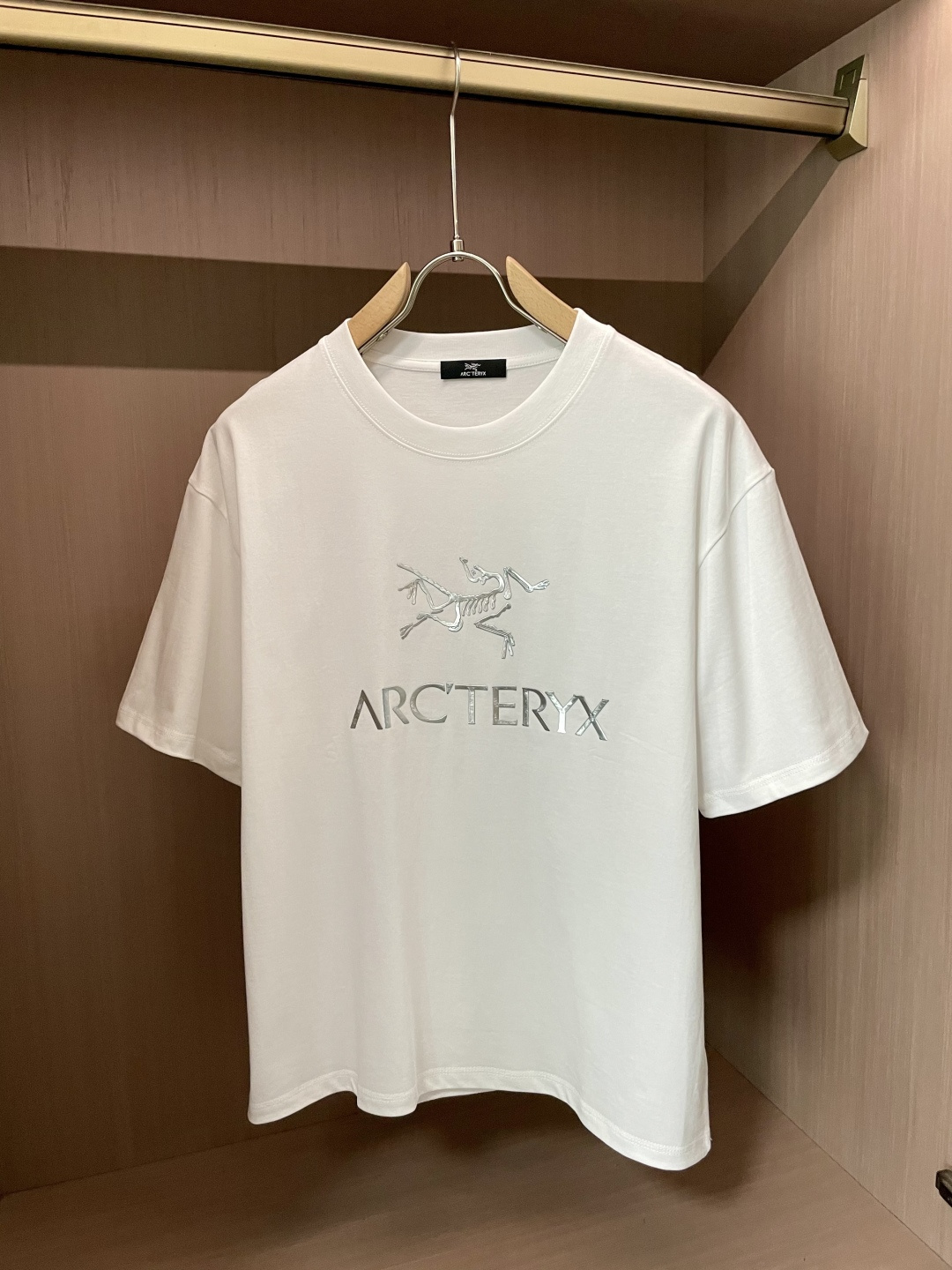 NO:160933,Archaeopteryx 2025 spring and summer new style first-time counter latest short-sleeved round-neck T-shirt, high-end customization, avant-garde and fashionable design!  Brand logo heavy craft design, high-end customized 260g fabric, soft feel, comfortable to wear, exquisite counter-level car line, fine workmanship, invincible and handsome upper body effect!  A must-have item for handsome men!  S-XXL, arc'teryx, T-shirt,tees, t-shirt,alexander wang19860909始祖鸟 2025春夏新款首发专柜最新款短袖圆领T恤 高端订制 设计前卫时尚！品牌logo重工艺设计 高端定制260克面料.手感柔软.穿着舒适.专柜级别精致车线.做工精细.上身效果无敌帅气！型男必备单品！码数S-XXL,arc'teryx,T-shirt,tees，t-shirt,alexander wang,Men's clothing