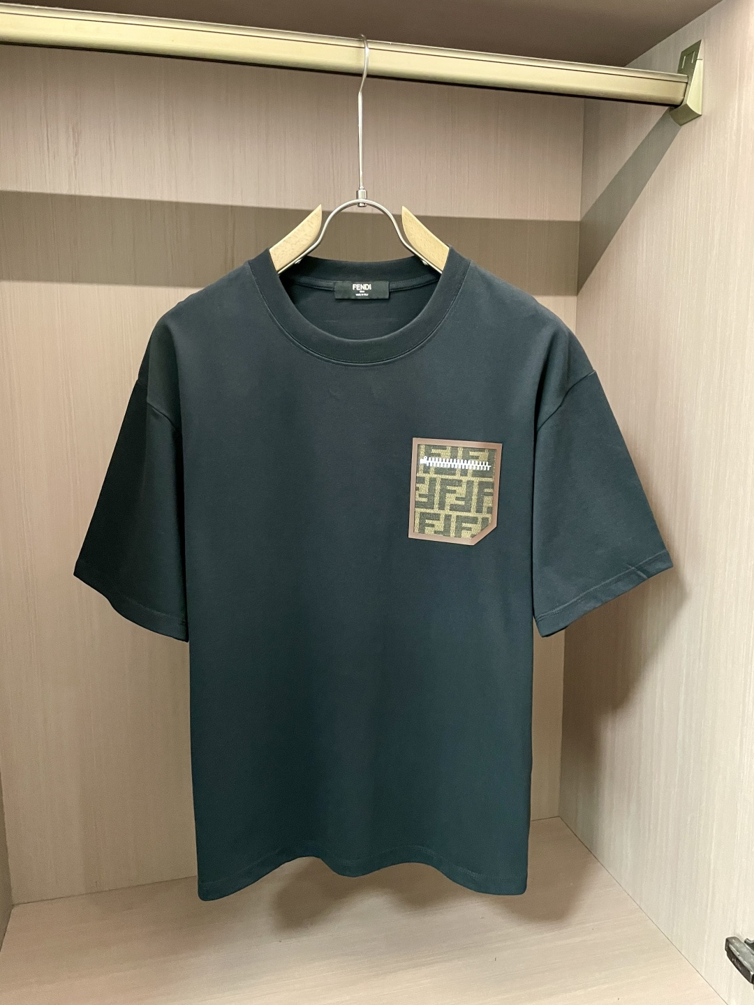 NO:160935,FD 2025 spring and summer new style first-time counter latest short-sleeved round-neck T-shirt, high-end customization, avant-garde and fashionable design!  Brand logo heavy craft design, high-end customized 260g fabric, soft feel, comfortable to wear, exquisite counter-level car line, fine workmanship, invincible and handsome upper body effect!  A must-have item for handsome men!  S-XXL, T-shirt,tees,t-shirt,alexander wang19860909FD 2025春夏新款首发专柜最新款短袖圆领T恤 高端订制 设计前卫时尚！品牌logo重工艺设计 高端定制260克面料.手感柔软.穿着舒适.专柜级别精致车线.做工精细.上身效果无敌帅气！型男必备单品！码数S-XXL,,T-shirt,tees，t-shirt,alexander wang,Men's clothing
