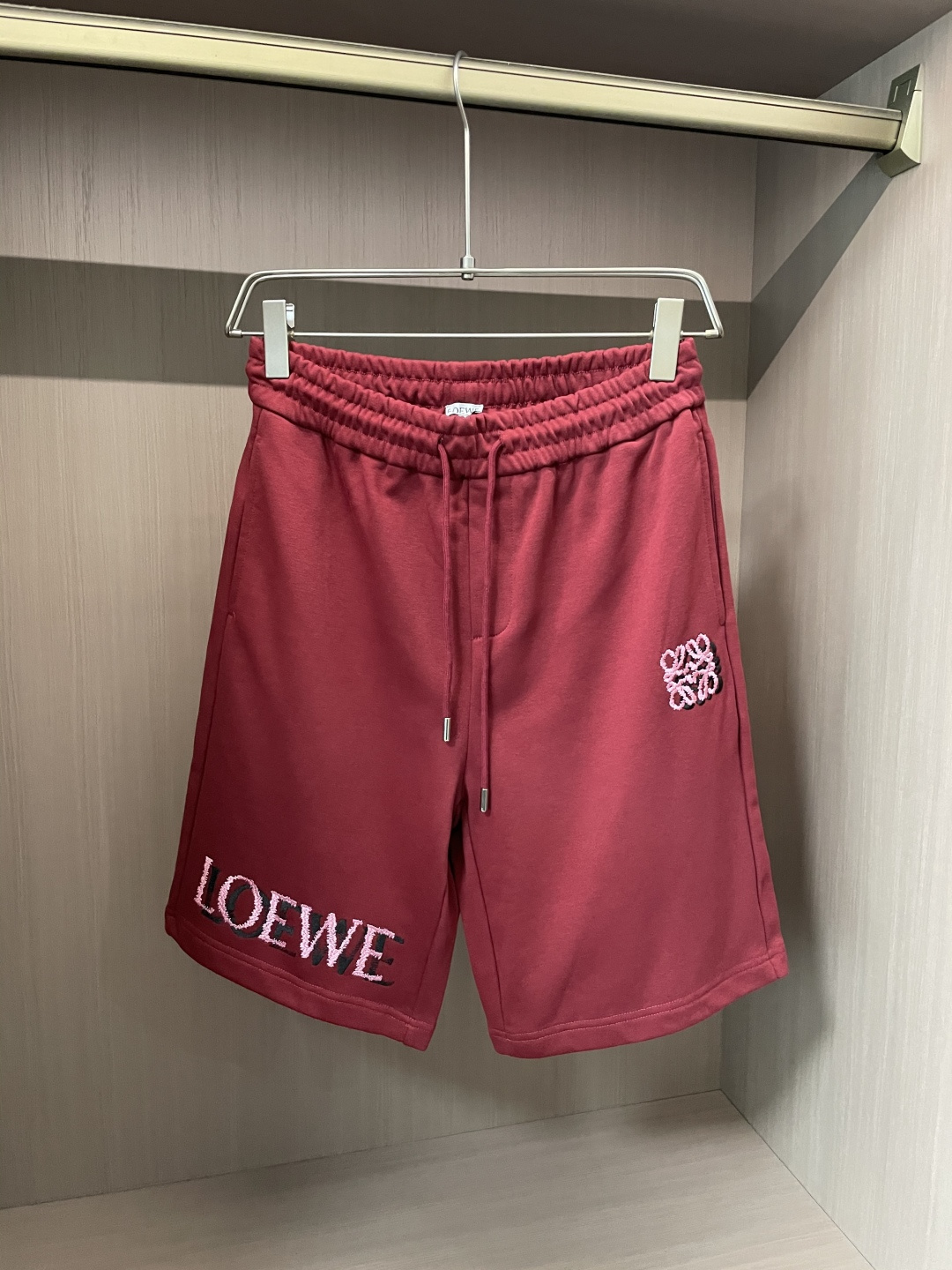 NO:160937,Loewe 2025 summer shorts!  All-match elastic waist casual pinch pants!  Elastic waist, insert bags on both sides. The fabric is made of customer-supplied fixed-woven high-strength pure cotton material. The upper body is breathable, soft and skin-friendly, with a delicate feel. The waist is knitted elastic waist and drawstring. You don’t have to worry about the discomfort of being too loose or too tight on the upper body. Whether at home, going out or traveling, it is your best choice for summer!  Code number XS-L, loewe, shorts, alexander wang19860909Loewe 2025夏季短裤！百搭松紧腰休闲五分裤！松紧腰 两侧插袋 面料采用客供定织高支纯棉料,上身透气,柔软亲肤,手感细腻、 腰部针织松紧腰加抽绳,上身不用担心过松过紧的不舒适感 ,无论居家,外出,旅游,都是您夏日的最佳选择！ 码数XS-L,,loewe,shorts,alexander wang,Men's clothing