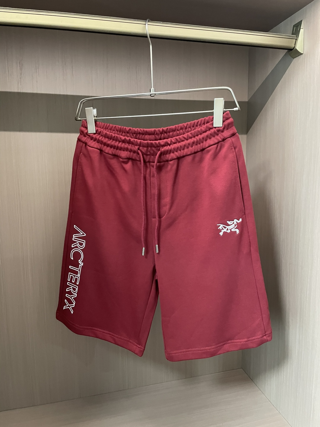 NO:160939,Archaeopteryx 2025 summer shorts!  All-match elastic waist casual pinch pants!  Elastic waist, insert bags on both sides. The fabric is made of customer-supplied fixed-woven high-strength pure cotton material. The upper body is breathable, soft and skin-friendly, with a delicate feel. The waist is knitted elastic waist and drawstring. You don’t have to worry about the discomfort of being too loose or too tight on the upper body. Whether at home, going out or traveling, it is your best choice for summer!  Code number XS-L, arc'teryx, shorts, alexander wang19860909始祖鸟 2025夏季短裤！百搭松紧腰休闲五分裤！松紧腰 两侧插袋 面料采用客供定织高支纯棉料,上身透气,柔软亲肤,手感细腻、 腰部针织松紧腰加抽绳,上身不用担心过松过紧的不舒适感 ,无论居家,外出,旅游,都是您夏日的最佳选择！ 码数XS-L,arc'teryx,shorts,alexander wang,Men's clothing