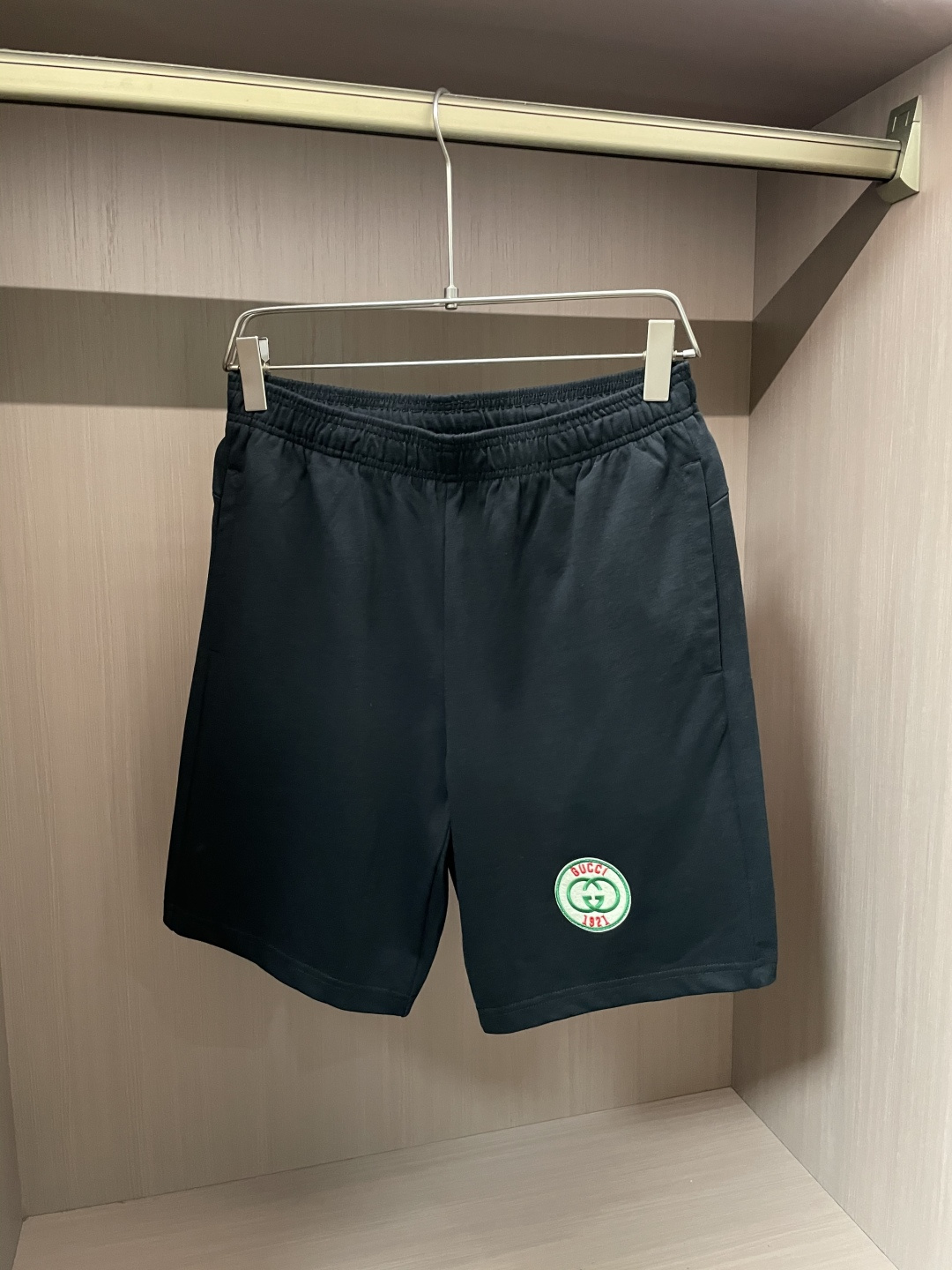 NO:454448,Gucc 2025 Summer Shorts!  Classic hot product, versatile elastic waist casual pinch pants!  !  The upper body is invincible and beautiful, elastic waist, and the two sides are inserted into the bags. The fabric is made of customer-supplied fixed-woven high-strength pure cotton material. The upper body is breathable, soft and skin-friendly, with delicate touch, knitted elastic waist and drawstring at the waist, so you don’t have to worry about the discomfort of being too loose or too tight. Full-quality order, S-XXL, gucci, shorts, alexander wang19860909Gucc 2025夏季短裤！经典爆款,百搭松紧腰休闲五分裤！！上身效果无敌好看松紧腰 两侧插袋 面料采用客供定织高支纯棉料,上身透气,柔软亲肤,手感细腻、 腰部针织松紧腰加抽绳,上身不用担心过松过紧 的不舒适感 全品相订单, 码数S-XXL,,gucci,shorts,alexander wang,Men's clothing