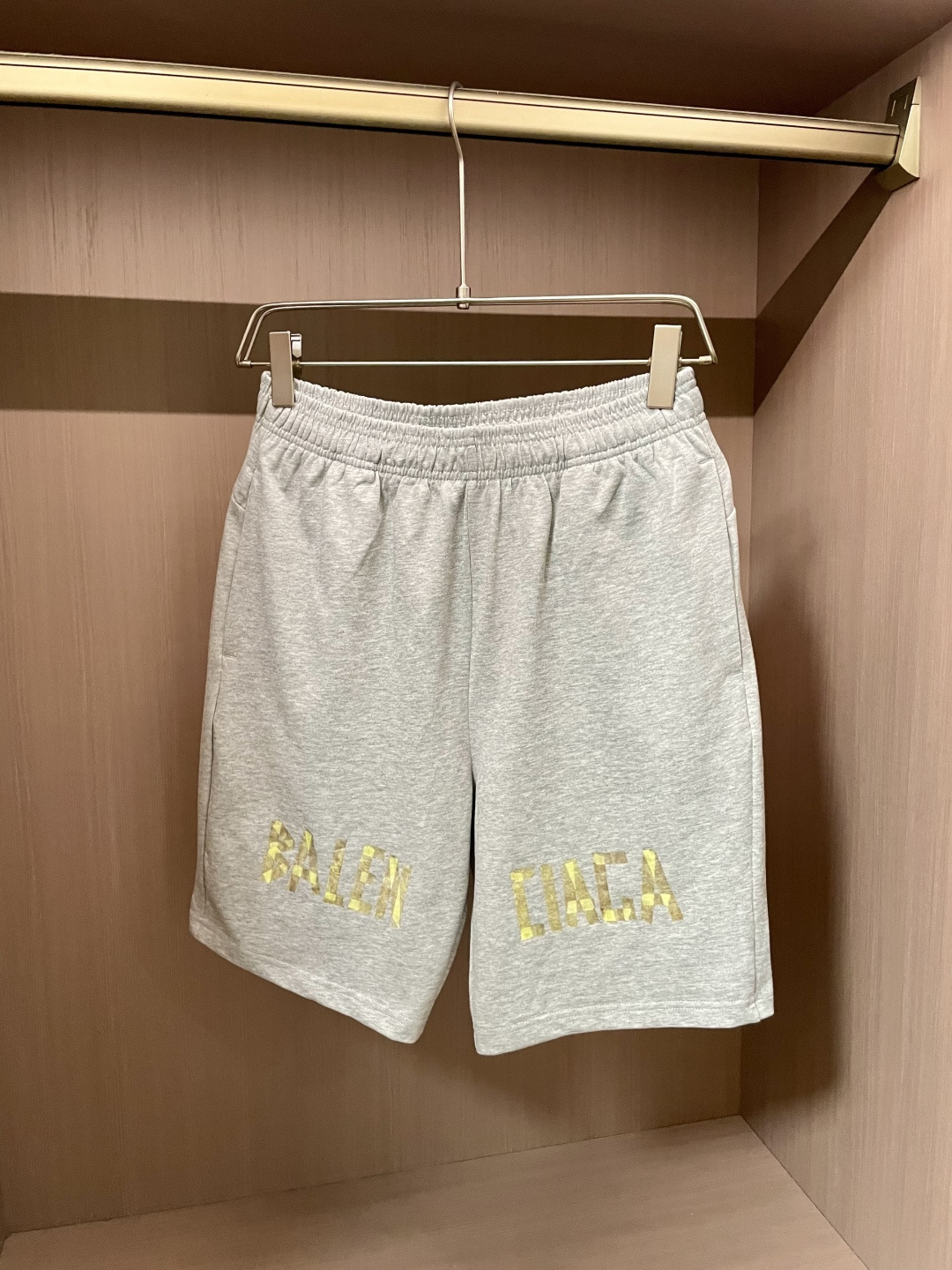 NO:454451,Balenciaga 2025 summer shorts!  Classic hot product, versatile elastic waist casual pinch pants!  !  The upper body is invincible and beautiful, elastic waist, and the two sides are inserted into the bags. The fabric is made of customer-supplied fixed-woven high-strength pure cotton material. The upper body is breathable, soft and skin-friendly, with delicate touch, knitted elastic waist and drawstring at the waist, so you don’t have to worry about the discomfort of being too loose or too tight. Full-quality order, S-XXL, balenciaga, shorts, alexander wang19860909巴黎世家 2025夏季短裤！经典爆款,百搭松紧腰休闲五分裤！！上身效果无敌好看松紧腰 两侧插袋 面料采用客供定织高支纯棉料,上身透气,柔软亲肤,手感细腻、 腰部针织松紧腰加抽绳,上身不用担心过松过紧 的不舒适感 全品相订单, 码数S-XXL,,balenciaga,shorts,alexander wang,Men's clothing