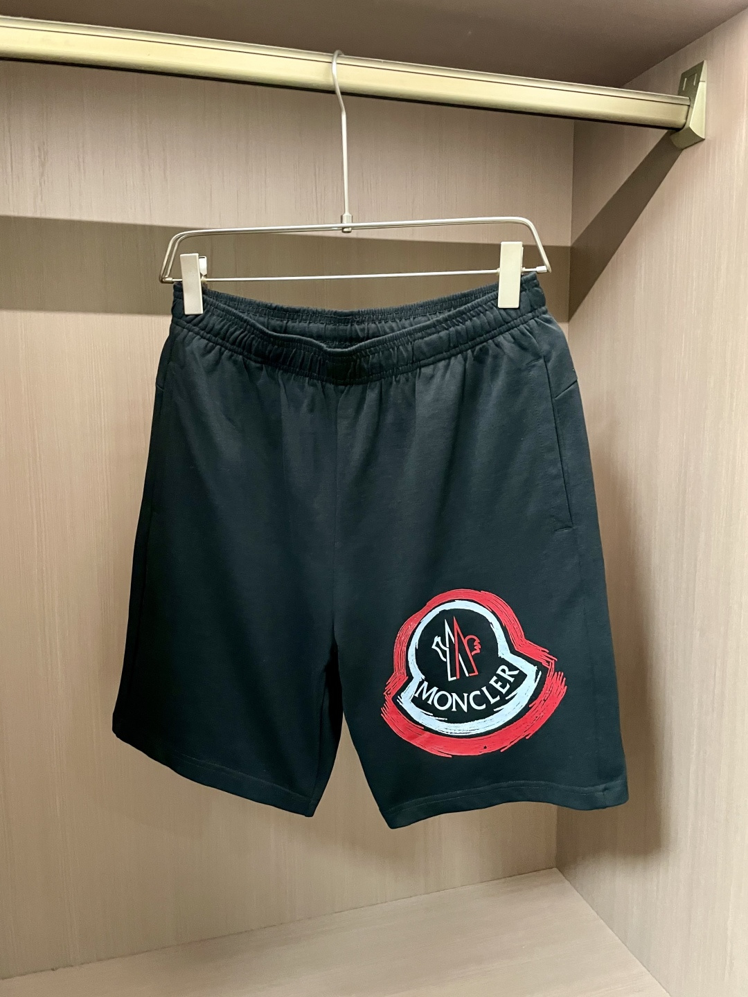 NO:454452,Banded 2025 summer shorts!  Classic hot product, versatile elastic waist casual pinch pants!  !  The upper body is invincible and beautiful, elastic waist, and the two sides are inserted into the bags. The fabric is made of customer-supplied fixed-woven high-strength pure cotton material. The upper body is breathable, soft and skin-friendly, with delicate touch, knitted elastic waist and drawstring at the waist, so you don’t have to worry about the discomfort of being too loose or too tight. Full-quality order, S-XXL, Moncler, shorts, alexander wang19860909蒙口 2025夏季短裤！经典爆款,百搭松紧腰休闲五分裤！！上身效果无敌好看松紧腰 两侧插袋 面料采用客供定织高支纯棉料,上身透气,柔软亲肤,手感细腻、 腰部针织松紧腰加抽绳,上身不用担心过松过紧 的不舒适感 全品相订单, 码数S-XXL,,Moncler,shorts,alexander wang,Men's clothing