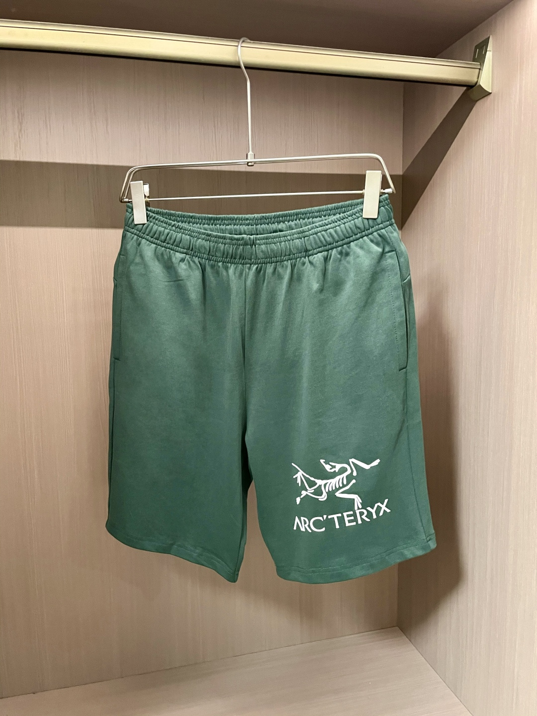 NO:454460,Archaeopteryx 2025 summer shorts!  Classic hot product, versatile elastic waist casual pinch pants!  !  The upper body is invincible and beautiful, elastic waist, and the two sides are inserted into the bags. The fabric is made of customer-supplied fixed-woven high-strength pure cotton material. The upper body is breathable, soft and skin-friendly, with delicate touch, knitted elastic waist and drawstring at the waist, so you don’t have to worry about the discomfort of being too loose or too tight. Full-quality order, S-XXL, arc'teryx, shorts, alexander wang19860909始祖鸟 2025夏季短裤！经典爆款,百搭松紧腰休闲五分裤！！上身效果无敌好看松紧腰 两侧插袋 面料采用客供定织高支纯棉料,上身透气,柔软亲肤,手感细腻、 腰部针织松紧腰加抽绳,上身不用担心过松过紧 的不舒适感 全品相订单, 码数S-XXL,arc'teryx,shorts,alexander wang,Men's clothing