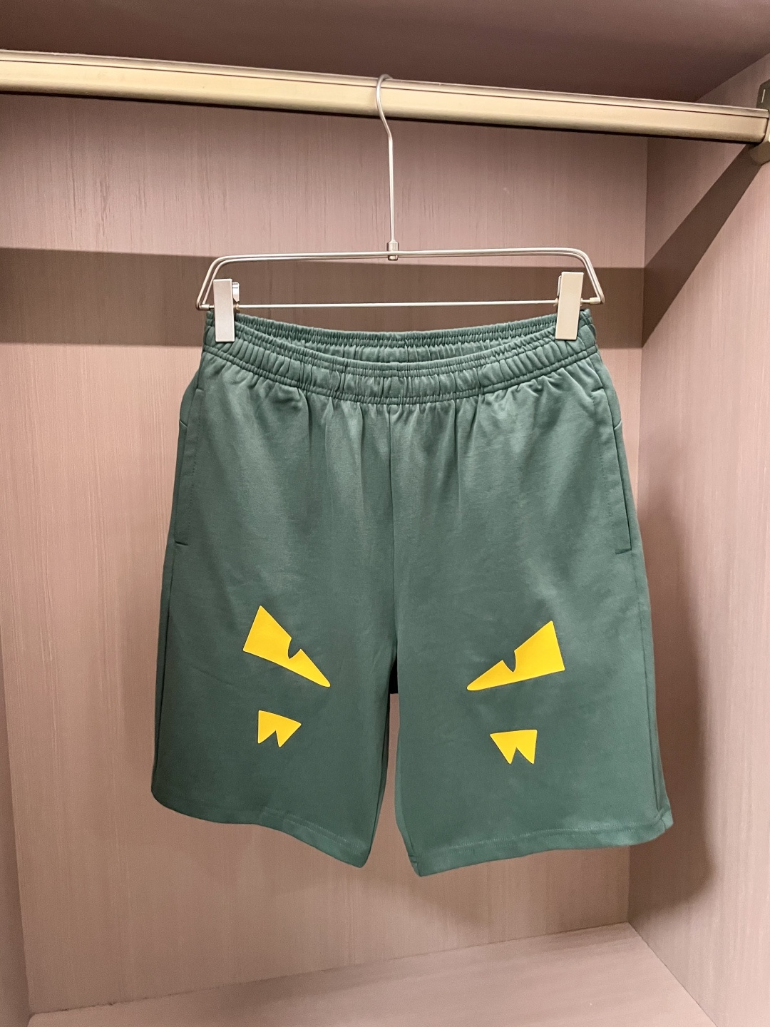 NO:454490,FD 2025 Summer Shorts!  Classic hot product, versatile elastic waist casual pinch pants!  !  The upper body is invincible and beautiful, elastic waist, and the two sides are inserted into the bags. The fabric is made of customer-supplied fixed-woven high-strength pure cotton material. The upper body is breathable, soft and skin-friendly, with delicate touch, knitted elastic waist and drawstring at the waist, so you don’t have to worry about the discomfort of being too loose or too tight. Full-quality order, S-XXL, shorts, alexander wang19860909FD 2025夏季短裤！经典爆款,百搭松紧腰休闲五分裤！！上身效果无敌好看松紧腰 两侧插袋 面料采用客供定织高支纯棉料,上身透气,柔软亲肤,手感细腻、 腰部针织松紧腰加抽绳,上身不用担心过松过紧 的不舒适感 全品相订单, 码数S-XXL,,shorts,alexander wang,Men's clothing