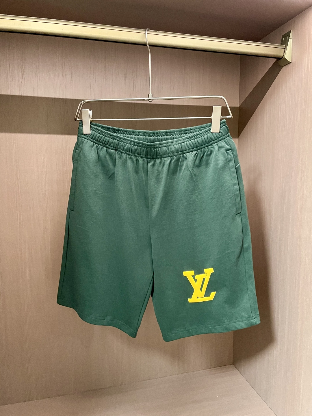 NO:454495,Lv 2025 summer shorts!  Classic hot product, versatile elastic waist casual pinch pants!  !  The upper body is invincible and beautiful, elastic waist, and the two sides are inserted into the bags. The fabric is made of customer-supplied fixed-woven high-strength pure cotton material. The upper body is breathable, soft and skin-friendly, with delicate touch, knitted elastic waist and drawstring at the waist, so you don’t have to worry about the discomfort of being too loose or too tight. Full-quality order, S-XXL,,louis vuitton, shorts, alexander wang19860909Lv 2025夏季短裤！经典爆款,百搭松紧腰休闲五分裤！！上身效果无敌好看松紧腰 两侧插袋 面料采用客供定织高支纯棉料,上身透气,柔软亲肤,手感细腻、 腰部针织松紧腰加抽绳,上身不用担心过松过紧 的不舒适感 全品相订单, 码数S-XXL,,louis vuitton,shorts,alexander wang,Men's clothing