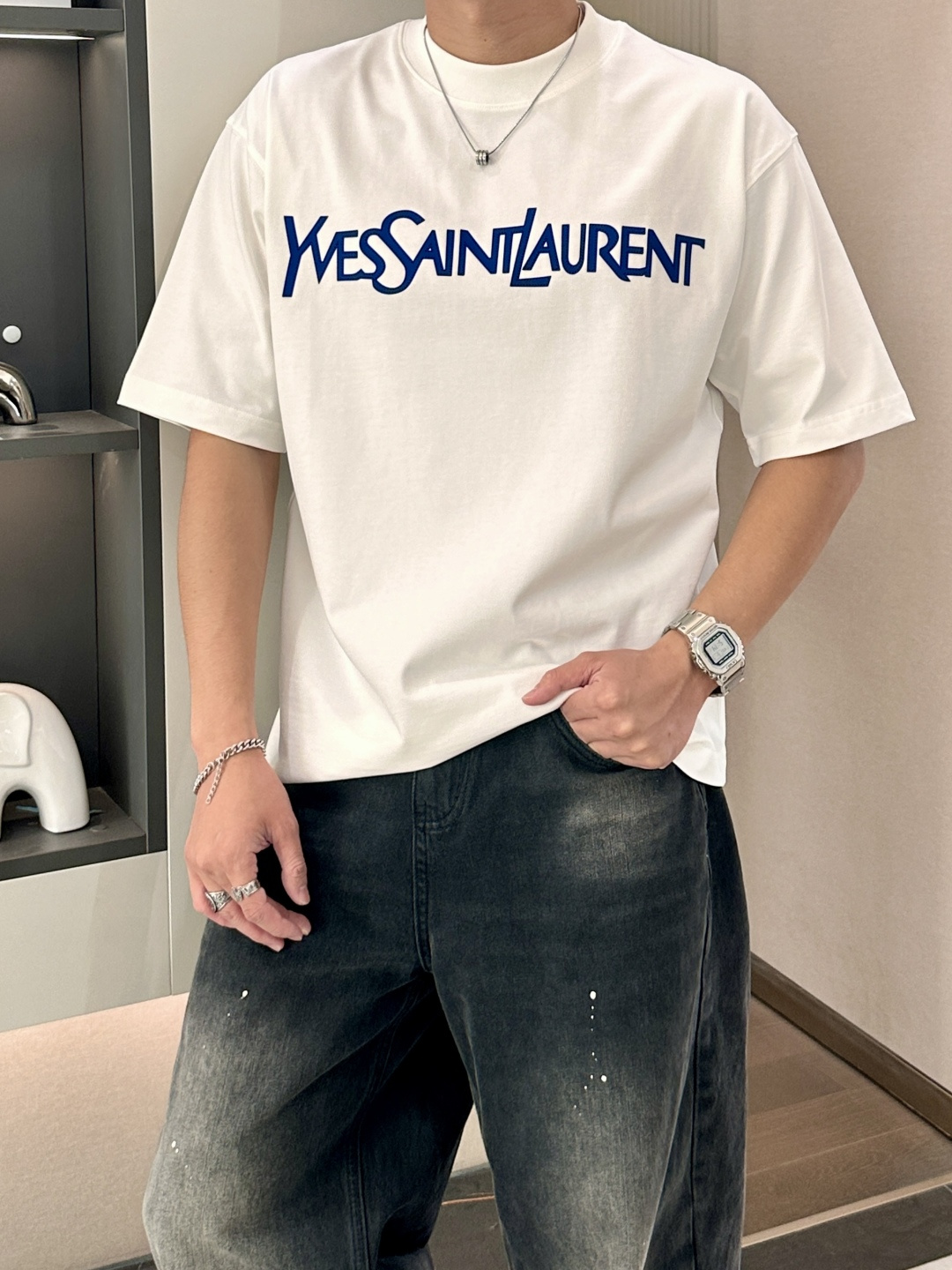 NO:162145,Saint Laurent 2025 spring and summer style/official website synchronization The fabric is made of heavy pure cotton combed cotton fabric, OS loose style, and the upper body style is super positive!  Everyday versatile, a must-have item for wardrobe!  Size S-3XL (Large-size) Size/part S M L XL 2XL 3XL Shoulder width 52 54 56 57 59 60 Clothes length 70 72.75.78.82.85. Bust 54 56.58.60.62.64. Sleeve length 24 26 27 28 29 30,,saint laurent,alexander wang19860909圣罗兰 2025春夏款/官网同步 面料采用重磅纯棉精梳棉面料,OS宽松版型,上身版型超正！日常百搭,衣橱必备单品！ 尺码 S-3XL（版型偏大） 码数/部位S M L XL 2XL 3XL 肩宽 52 54 56 57 59 60 衣长70 72.75.78.82.85. 胸围 54 56.58.60.62.64. 袖长24 26 27 28 29 30,,saint laurent,alexander wang,Men's clothing