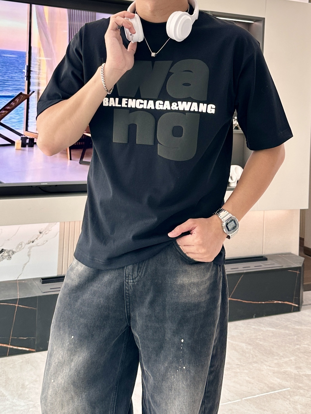 NO:162147,Alexander King 2025 spring and summer style/official website synchronization The fabric is made of heavy pure cotton combed cotton fabric, OS loose style, and the upper body style is super positive!  Everyday versatile, a must-have item for wardrobe!  Size S-3XL (Large-size) Size/part S M L XL 2XL 3XL Shoulder width 52 54 56 57 59 60 Clothes length 70 72.75.78.82.85. Bust 54 56.58.60.62.64. Sleeve length 24 26 27 28 29 30,,alexander wang,alexander wang19860909亚历山大王 2025春夏款/官网同步 面料采用重磅纯棉精梳棉面料,OS宽松版型,上身版型超正！日常百搭,衣橱必备单品！ 尺码 S-3XL（版型偏大） 码数/部位S M L XL 2XL 3XL 肩宽 52 54 56 57 59 60 衣长70 72.75.78.82.85. 胸围 54 56.58.60.62.64. 袖长24 26 27 28 29 30,,alexander wang,alexander wang,Men's clothing