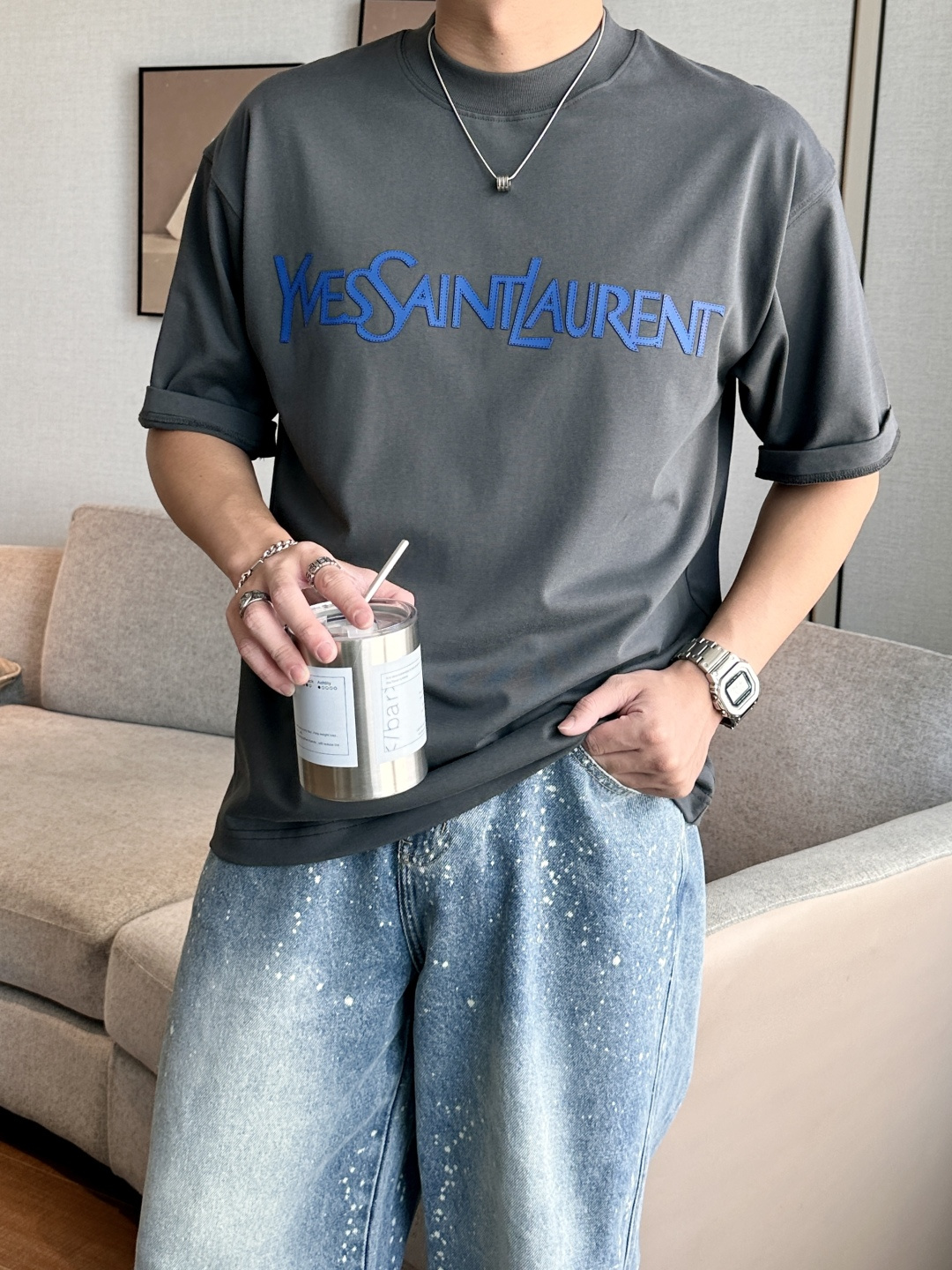 NO:522190,Saint Laurent 2025 spring and summer style/official website synchronization The fabric is made of heavy pure cotton combed cotton fabric, OS loose style, and the upper body style is super positive!  Everyday versatile, a must-have item for wardrobe!  Size S-3XL (Large-size) Size/part S M L XL 2XL 3XL Shoulder width 52 54 56 57 59 60 Clothes length 70 72.75.78.82.85. Bust 54 56.58.60.62.64. Sleeve length 24 26 27 28 29 30,,saint laurent,alexander wang19860909圣罗兰 2025春夏款/官网同步 面料采用重磅纯棉精梳棉面料,OS宽松版型,上身版型超正！日常百搭,衣橱必备单品！ 尺码 S-3XL（版型偏大） 码数/部位S M L XL 2XL 3XL 肩宽 52 54 56 57 59 60 衣长70 72.75.78.82.85. 胸围 54 56.58.60.62.64. 袖长24 26 27 28 29 30,,saint laurent,alexander wang,Men's clothing