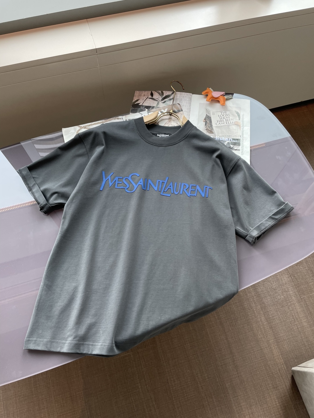 圣罗兰2026春夏款/官网同步面料采用重磅纯棉精梳棉面料，OS宽松版型，上身版型超正！日常百搭，衣橱必备