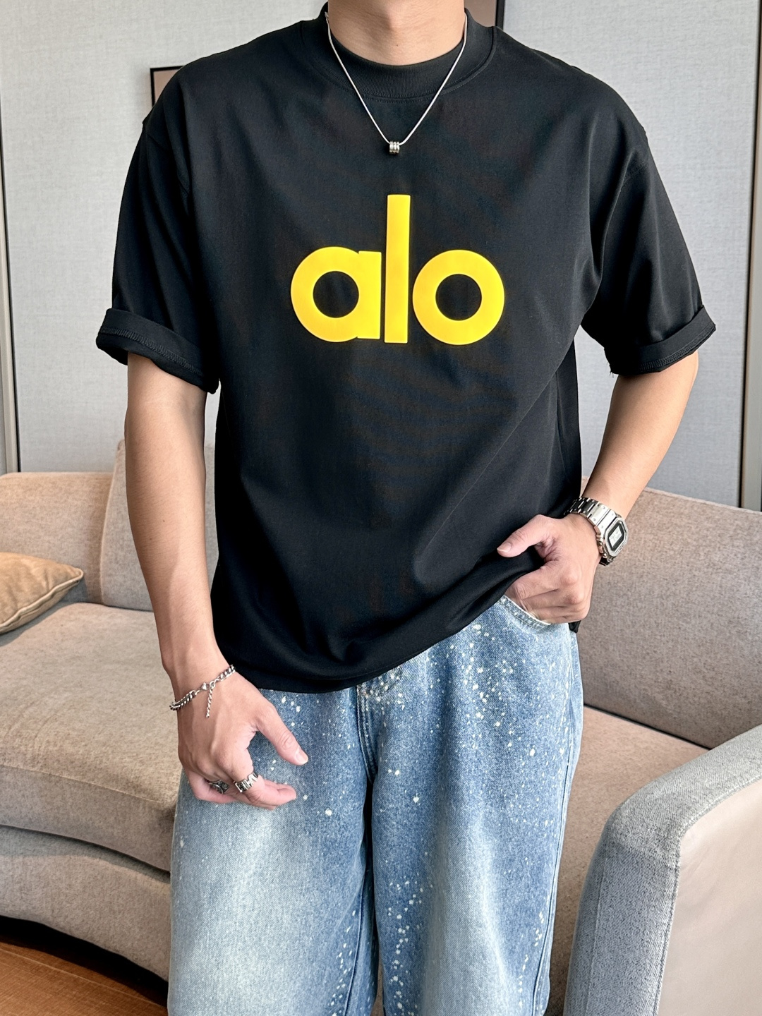 NO:522194,alo 2025 spring and summer style/official website synchronization The fabric is made of heavy pure cotton combed cotton fabric, OS loose style, and the upper body style is super positive!  Everyday versatile, a must-have item for wardrobe!  Size S-3XL (Large-size) Size/part S M L XL 2XL 3XL Shoulder width 52 54 56 57 59 60 Clothes length 70 72.75.78.82.85. Bust 54 56.58.60.62.64. Sleeve length 24 26 27 28 29 30,,alexander wang19860909alo 2025春夏款/官网同步 面料采用重磅纯棉精梳棉面料,OS宽松版型,上身版型超正！日常百搭,衣橱必备单品！ 尺码 S-3XL（版型偏大） 码数/部位S M L XL 2XL 3XL 肩宽 52 54 56 57 59 60 衣长70 72.75.78.82.85. 胸围 54 56.58.60.62.64. 袖长24 26 27 28 29 30,,alexander wang,Men's clothing