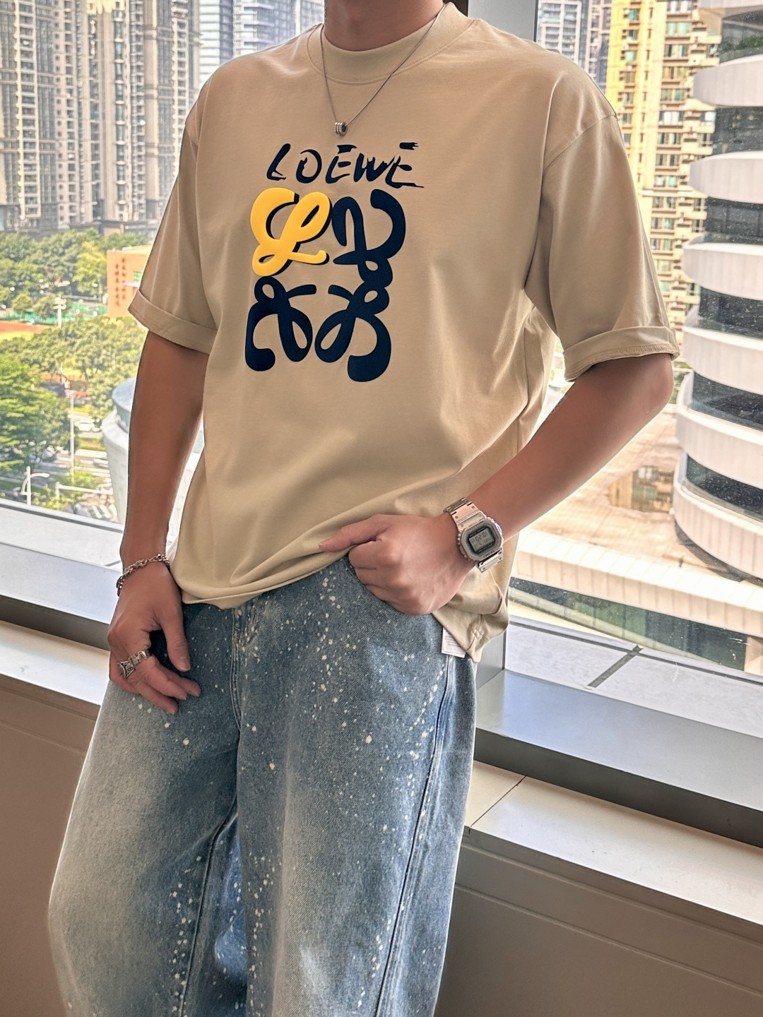 NO:522196,Loewe 2025 spring and summer style/official website synchronization The fabric is made of heavy pure cotton combed cotton fabric, OS loose style, and the upper body style is super positive!  Everyday versatile, a must-have item for wardrobe!  Size S-3XL (Large-size) Size/part S M L XL 2XL 3XL Shoulder width 52 54 56 57 59 60 Clothes length 70 72.75.78.82.85. Bust 54 56.58.60.62.64. Sleeve length 24 26 27 28 29 30,,loewe,alexander wang19860909Loewe 2025春夏款/官网同步 面料采用重磅纯棉精梳棉面料,OS宽松版型,上身版型超正！日常百搭,衣橱必备单品！ 尺码 S-3XL（版型偏大） 码数/部位S M L XL 2XL 3XL 肩宽 52 54 56 57 59 60 衣长70 72.75.78.82.85. 胸围 54 56.58.60.62.64. 袖长24 26 27 28 29 30,,loewe,alexander wang,Men's clothing
