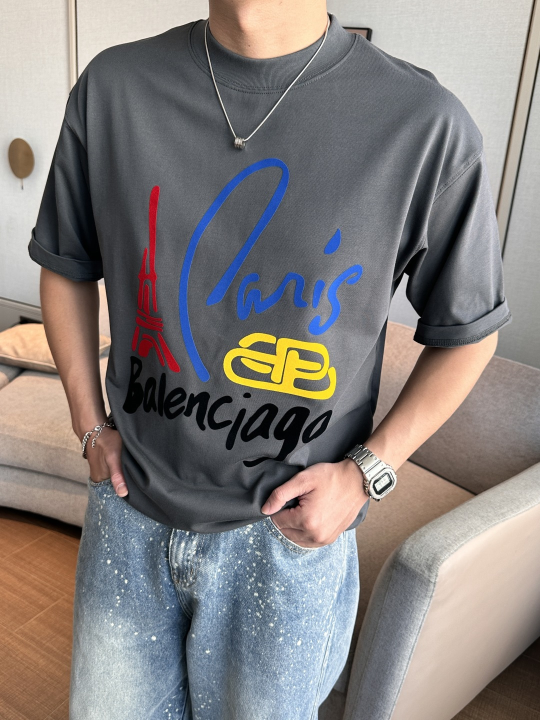 NO:522198,Balenciaga 2025 spring and summer style/official website synchronization The fabric is made of heavy pure cotton combed cotton fabric, OS loose style, and the upper body style is super positive!  Everyday versatile, a must-have item for wardrobe!  Size S-3XL (Large-size) Size/part S M L XL 2XL 3XL Shoulder width 52 54 56 57 59 60 Clothes length 70 72.75.78.82.85. Bust 54 56.58.60.62.64. Sleeve length 24 26 27 28 29 30,,balenciaga,alexander wang19860909巴黎世家 2025春夏款/官网同步 面料采用重磅纯棉精梳棉面料,OS宽松版型,上身版型超正！日常百搭,衣橱必备单品！ 尺码 S-3XL（版型偏大） 码数/部位S M L XL 2XL 3XL 肩宽 52 54 56 57 59 60 衣长70 72.75.78.82.85. 胸围 54 56.58.60.62.64. 袖长24 26 27 28 29 30,,balenciaga,alexander wang,Men's clothing