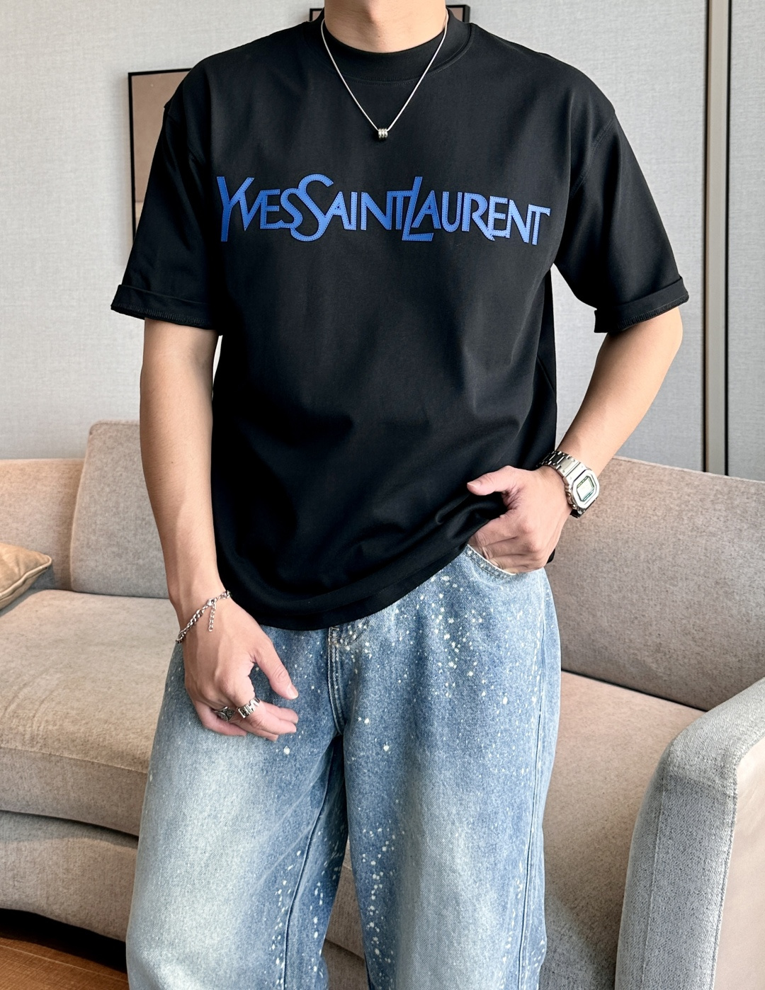 NO:522202,Saint Laurent 2025 spring and summer style/official website synchronization The fabric is made of heavy pure cotton combed cotton fabric, OS loose style, and the upper body style is super positive!  Everyday versatile, a must-have item for wardrobe!  Size S-3XL (Large-size) Size/part S M L XL 2XL 3XL Shoulder width 52 54 56 57 59 60 Clothes length 70 72.75.78.82.85. Bust 54 56.58.60.62.64. Sleeve length 24 26 27 28 29 30,,saint laurent,alexander wang19860909圣罗兰 2025春夏款/官网同步 面料采用重磅纯棉精梳棉面料,OS宽松版型,上身版型超正！日常百搭,衣橱必备单品！ 尺码 S-3XL（版型偏大） 码数/部位S M L XL 2XL 3XL 肩宽 52 54 56 57 59 60 衣长70 72.75.78.82.85. 胸围 54 56.58.60.62.64. 袖长24 26 27 28 29 30,,saint laurent,alexander wang,Men's clothing