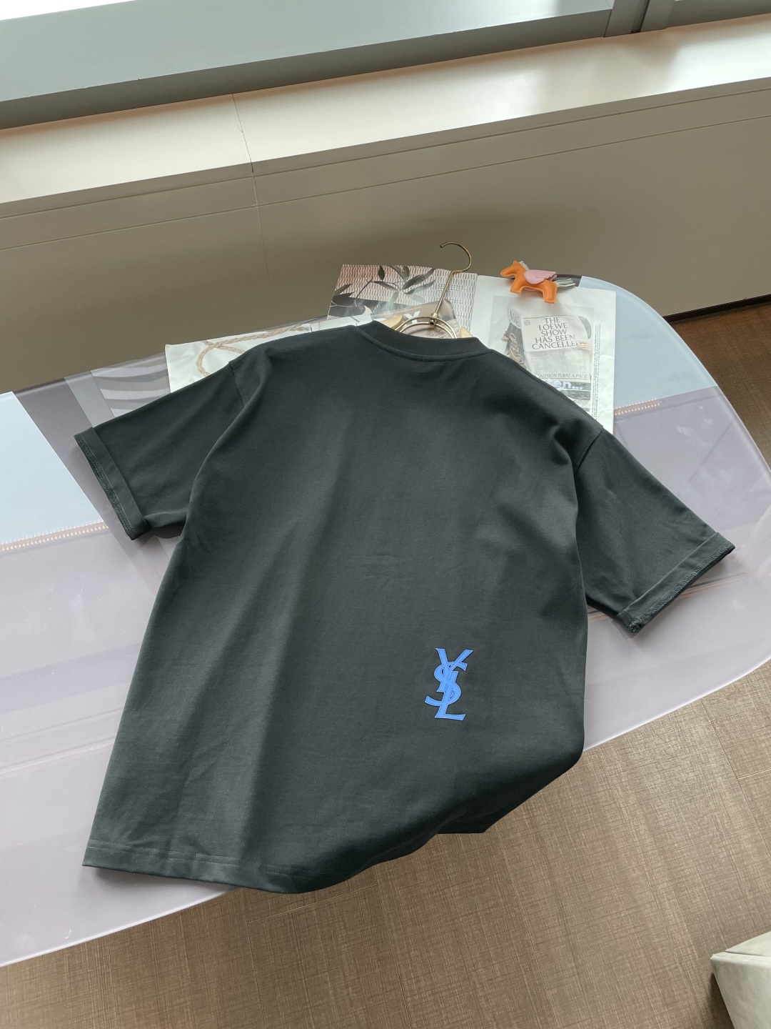 圣罗兰2026春夏款/官网同步面料采用重磅纯棉精梳棉面料，OS宽松版型，上身版型超正！日常百搭，衣橱必备