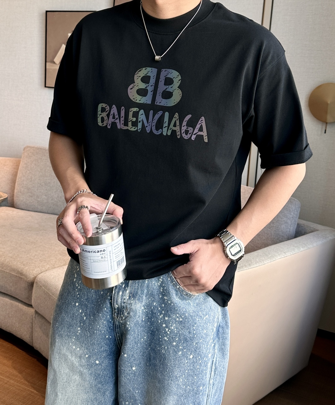 NO:522203,Balenciaga 2025 spring and summer style/official website synchronization The fabric is made of heavy pure cotton combed cotton fabric, OS loose style, and the upper body style is super positive!  Everyday versatile, a must-have item for wardrobe!  Size S-3XL (Large-size) Size/part S M L XL 2XL 3XL Shoulder width 52 54 56 57 59 60 Clothes length 70 72.75.78.82.85. Bust 54 56.58.60.62.64. Sleeve length 24 26 27 28 29 30,,balenciaga,alexander wang19860909巴黎世家 2025春夏款/官网同步 面料采用重磅纯棉精梳棉面料,OS宽松版型,上身版型超正！日常百搭,衣橱必备单品！ 尺码 S-3XL（版型偏大） 码数/部位S M L XL 2XL 3XL 肩宽 52 54 56 57 59 60 衣长70 72.75.78.82.85. 胸围 54 56.58.60.62.64. 袖长24 26 27 28 29 30,,balenciaga,alexander wang,Men's clothing