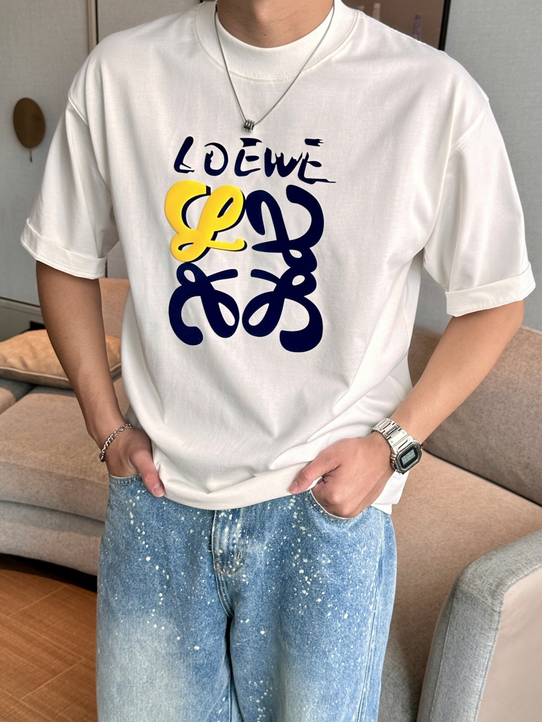 NO:522204,Loewe 2025 spring and summer style/official website synchronization The fabric is made of heavy pure cotton combed cotton fabric, OS loose style, and the upper body style is super positive!  Everyday versatile, a must-have item for wardrobe!  Size S-3XL (Large-size) Size/part S M L XL 2XL 3XL Shoulder width 52 54 56 57 59 60 Clothes length 70 72.75.78.82.85. Bust 54 56.58.60.62.64. Sleeve length 24 26 27 28 29 30,,loewe,alexander wang19860909Loewe 2025春夏款/官网同步 面料采用重磅纯棉精梳棉面料,OS宽松版型,上身版型超正！日常百搭,衣橱必备单品！ 尺码 S-3XL（版型偏大） 码数/部位S M L XL 2XL 3XL 肩宽 52 54 56 57 59 60 衣长70 72.75.78.82.85. 胸围 54 56.58.60.62.64. 袖长24 26 27 28 29 30,,loewe,alexander wang,Men's clothing