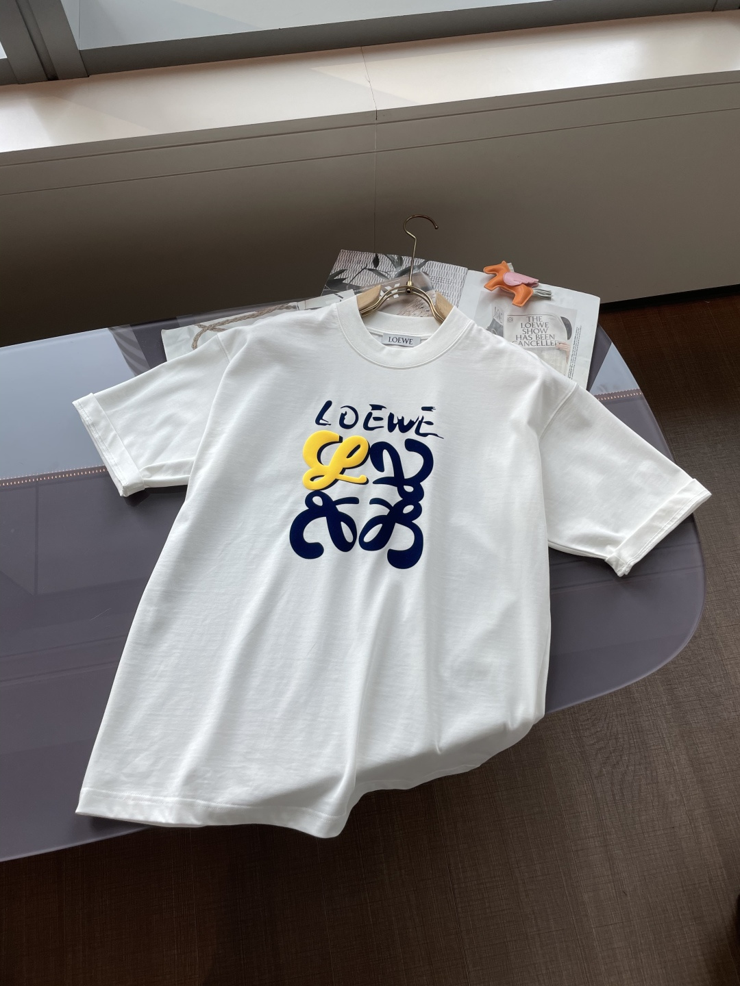 Loewe2026春夏款/官网同步面料采用重磅纯棉精梳棉面料，OS宽松版型，上身版型超正！日常百搭，衣橱