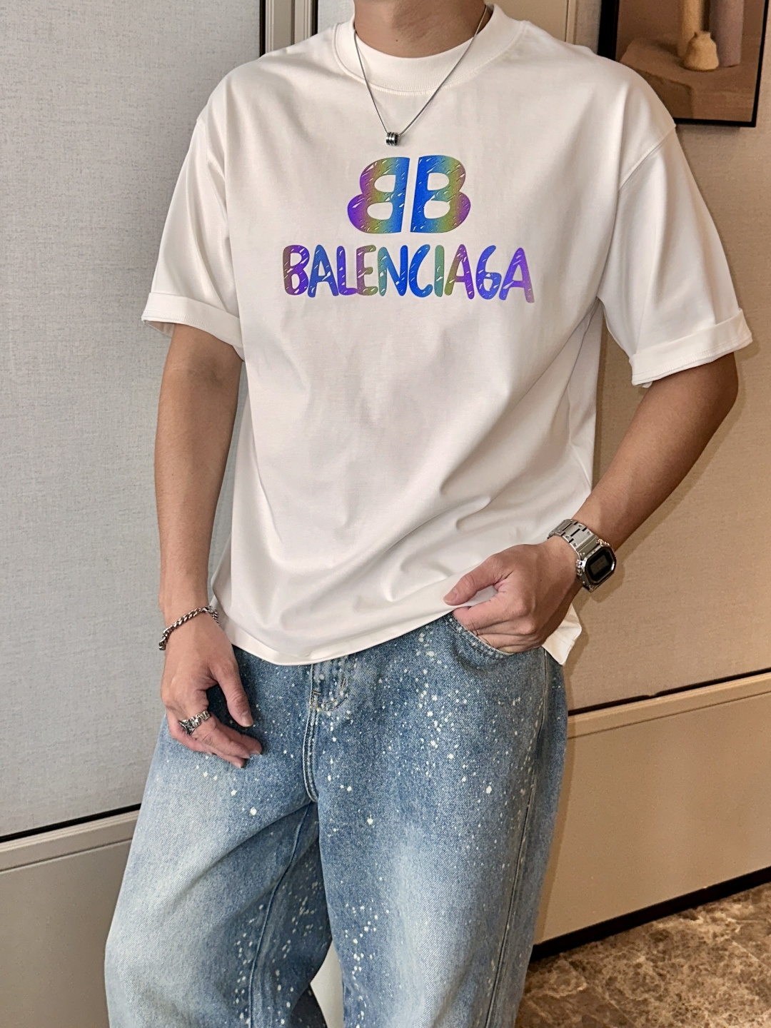 NO:522208,Balenciaga 2025 spring and summer style/official website synchronization The fabric is made of heavy pure cotton combed cotton fabric, OS loose style, and the upper body style is super positive!  Everyday versatile, a must-have item for wardrobe!  Size S-3XL (Large-size) Size/part S M L XL 2XL 3XL Shoulder width 52 54 56 57 59 60 Clothes length 70 72.75.78.82.85. Bust 54 56.58.60.62.64. Sleeve length 24 26 27 28 29 30,,balenciaga,alexander wang19860909巴黎世家 2025春夏款/官网同步 面料采用重磅纯棉精梳棉面料,OS宽松版型,上身版型超正！日常百搭,衣橱必备单品！ 尺码 S-3XL（版型偏大） 码数/部位S M L XL 2XL 3XL 肩宽 52 54 56 57 59 60 衣长70 72.75.78.82.85. 胸围 54 56.58.60.62.64. 袖长24 26 27 28 29 30,,balenciaga,alexander wang,Men's clothing