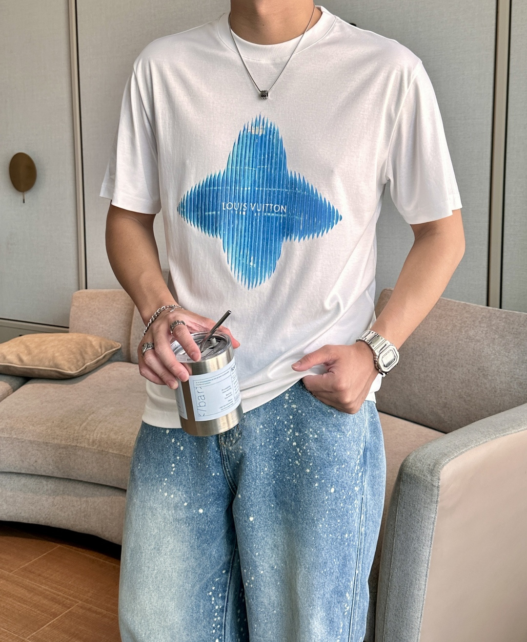 NO:492790,(Louis Vuitton) Spring and summer new product simplicity contains fashion ingenuity. The pure white base brings a sense of freshness. The unique blue pattern on the front forms the iconic shape with stripes elements, which is very visually impactful. The words 'LOUIS VUITTON' are low-key and eye-catching, demonstrating the brand identity. The classic round neck and comfortable version are suitable for a variety of body shapes. The fabric is skin-friendly and breathable. Whether it is matched with jeans to create a casual and daily style, or a combination with formal pants to create a unique mix and match, it can be easily controlled, showing elegant taste and trendy attitude in different occasions. Size m-xxxl,,louis vuitton,jeans,alexander wang19860909（Louis Vuitton）春夏新品 简约中蕴含时尚巧思.纯净的白色基底,带来清新之感.正面独特的蓝色图案,以条纹元素构成标志性形状,极具视觉冲击力,其间“LOUIS VUITTON”字样低调又醒目,彰显品牌身份. 经典圆领与舒适版型,适配多种身形.面料亲肤透气,无论是搭配牛仔裤打造休闲日常风,还是与正装裤组合营造别样混搭感,都能轻松驾驭,在不同场合展现优雅品味与潮流态度. 尺码m-xxxl,,louis vuitton,jeans,alexander wang,Men's clothing