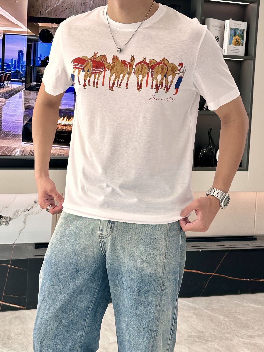 NO:495279,A*S The latest horse racing arrangement printed men's round neck T-shirt in spring and summer, a row of horse racing patterns on the chest are representative, using imported digital printing technology and cotton digital direct injection technology, which truly achieves high fidelity and clarity, visually presents a distinctive layered artistic effect, and every detail is printed with extremely exquisite and clear, an absolute pinnacle work!  The traditional and versatile basic style is not picky about people wearing it. The upper body is stylish and stylish, and has more connotation and taste. You can wear it alone or inside. You can match it at will and you will be full of high-quality male god style!  Fabric imported from Austria, Lanjing Tenchi, has a great touch, is softer and smoother to the touch than ordinary mercerized cotton, is more refreshing and comfortable to wear, and it will not fade and not deform after wearing for a long time. Size M-3XL (model 172 cm 148 catties and try on L size suitable) 3 colors white, hidden blue, dark gray, tees, t-shirt, alexander wang19860909爱*仕 春夏最新赛马排列印花男士圆领T恤衫,胸前极具代表性的一排赛马图案,采用进口机数码印花工艺,全棉数码直喷技术,真正做到高保真清晰度,在视觉上呈现出鲜明的层次艺术效果,每一处细节都印得无比精致清晰,绝对的巅峰之作！传统百搭的基础版型,不挑人穿,上身有型有格调,更有内涵和品位,可单穿可内搭,随意搭配都是逼格满满的优质男神范儿！面料奥地利进口兰精天丝兰,手感超级赞,摸上去比一般丝光棉更加柔软顺滑,穿着更加冰爽舒适,且久穿久洗不褪色不变形.尺码M-3XL（模特172厘米148斤试穿L码合适）3个颜色白色,藏蓝,深灰,,tees，t-shirt,alexander wang,Men's clothing