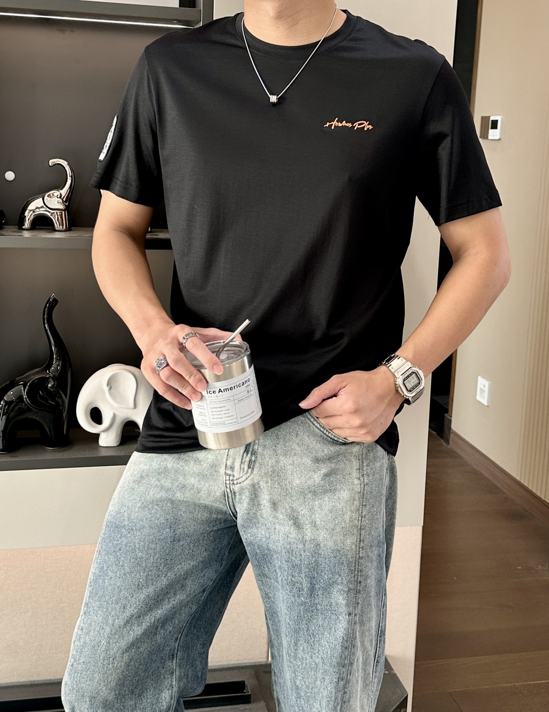 NO:495264,A*S The latest letter embroidery for men's round neck T-shirt on spring and summer, classic letter embroidery on the chest, paired with beautiful orange embellishments, bringing a strong visual effect, echoing the new iconic shield badge on the right, low-key, luxurious, tasteful, and stylish, full of the orange flavor of H's home, and the brand identity is extremely high. The traditional and versatile basic version is not picky about people, you can wear it alone or inside, and you can match it at will, which is full of high-quality male god style!  Fabric imported from Austria, with a great feel. It feels softer and smoother to the touch than ordinary mercerized cotton, and is more refreshing and comfortable to wear. It will not fade or deform after wearing for a long time. Size M-3XL (model 172 cm 148 catties and try on L size suitable) 2 colors black, white, tees, t-shirt, alexander wang19860909爱*仕 春夏最新字母绣标男士圆领T恤衫,胸前经典字母刺绣,搭配靓丽的桔色点缀,带来强烈的视觉效果,与右侧全新标志性盾牌徽章相呼应,低调奢华,富有品位,又有格调,满满都是H家的香橙味道,品牌标识度极高.传统百搭的基础版型,不挑人穿,可单穿可内搭,随意搭配都是逼格满满的优质男神范儿！面料奥地利进口兰精天丝,手感超级赞,摸上去比一般丝光棉更加柔软顺滑,穿着更加冰爽舒适,且久穿久洗不褪色不变形.尺码M-3XL（模特172厘米148斤试穿L码合适）2个颜色黑色,白色,,tees，t-shirt,alexander wang,Men's clothing