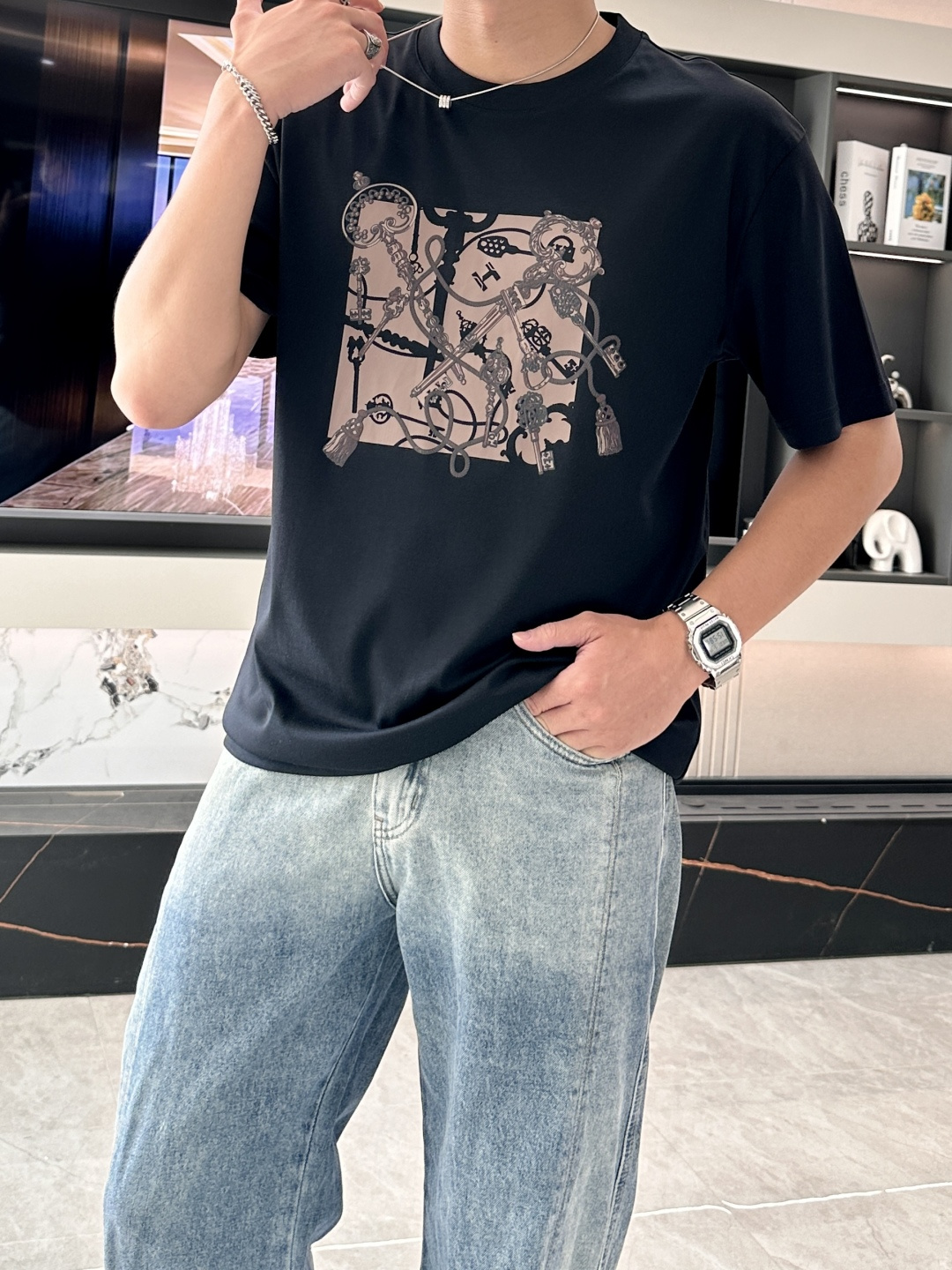 NO:495257,A*S The latest various horse harness printed men's round neck T-shirts in spring and summer, with a wide style over Size style, without picking on the figure at all, the overall effect is loose but very charming, not loose enough to lose shape, and the outfit is versatile, super young and more stylish, and a high street outfit artifact that cannot be picked!  The various horse harness patterns on the chest are represented by exquisite thick plate printing technology, making the overall graphics richer, stronger three-dimensional, atmospheric but not too ostentatious. They have a tone and connotation on their body. Whether worn alone in summer or with various shirts or jackets in spring and autumn, they can easily lead the latest fashion trends. A must-have product for high-end handsome men!  The neckline ribbed edges are neatly and meticulously closed, and the shoulders are neatly sewn with a high difficulty coefficient, showing the top-notch craftsmanship quality with a very fashionable feeling. The fabric cotton is customized with imported high-end, smooth and interwoven long-length cotton blend. The 21 double-strand combed fabric creates a thick texture, soft and skin-friendly, elastic, and has strong breathable and moisture-absorbing properties, making it comfortable and pleasant to the body. Size M-3XL (model 172 cm 148 catties and suitable for trying on L size) 2 colors black, white, Jackets & coats,shirts,tees, t-shirt,alexander wang19860909爱*仕 春夏最新各式马具印花男士圆领T恤衫,宽大版型Over Size风格,完全不挑身材,整体效果宽松却极具韵味,不会松垮到没型,穿搭更是万能得百搭,超显年轻更具格调与品位,无法挑剔的高街穿搭神器！胸前极具代表性的各式马具图案,采用精致厚板印花工艺,让整体图形更丰富,立体感更强,大气但不会过于张扬,穿上身有腔调有内涵,无论夏季单穿,还是春秋季搭配各式衬衫或者外套,都能轻松引领最新时尚潮流,高端型男必备尚品！领口棱纹收边工整细致,肩部运用难度系数较高的双股线工整缝合制作,彰显出极具时髦感的顶级工艺品质.面料棉,采用进口高级的挺滑交织长绒棉混纺定制而成,21支双股精梳面料营造的厚织感,触感软糯亲肤,有弹性,且拥有极强的透气吸湿性能,上身体感舒适宜人.尺码M-3XL（模特172厘米148斤试穿L码合适）2个颜色黑色,白色,,jackets & coats,shirts,tees，t-shirt,alexander wang,Men's clothing