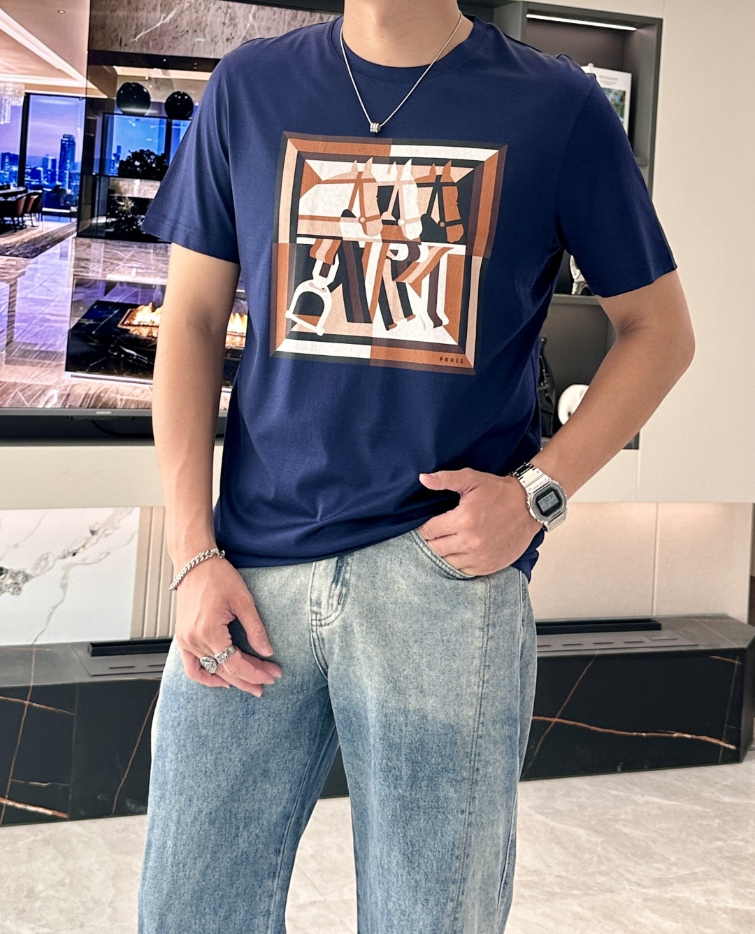 NO:495250,A*S The latest abstract horse print for men's round neck T-shirt in spring and summer, with a representative abstract horse pattern on the chest, using imported digital printing technology and all-cotton digital direct injection technology, which truly achieves high fidelity and clarity, visually presents a distinct layered artistic effect, and every detail is printed with extremely exquisite and clear, an absolute pinnacle work!  The traditional and versatile basic style is not picky about people wearing it. The upper body is stylish and stylish, and has more connotation and taste. You can wear it alone or inside. You can match it at will and you will be full of high-quality male god style!  Fabric imported from Austria, Lanjing Tenchi, has a great touch, is softer and smoother to the touch than ordinary mercerized cotton, is more refreshing and comfortable to wear, and it will not fade and not deform after wearing for a long time. Size M-3XL (model 172 cm 148 catties and try on L size suitable) 2 colors hidden blue, white, tees, t-shirt, alexander wang19860909爱*仕 春夏最新抽象骏马印花男士圆领T恤衫,胸前极具代表性的抽象骏马图案,采用进口机数码印花工艺,全棉数码直喷技术,真正做到高保真清晰度,在视觉上呈现出鲜明的层次艺术效果,每一处细节都印得无比精致清晰,绝对的巅峰之作！传统百搭的基础版型,不挑人穿,上身有型有格调,更有内涵和品位,可单穿可内搭,随意搭配都是逼格满满的优质男神范儿！面料奥地利进口兰精天丝兰,手感超级赞,摸上去比一般丝光棉更加柔软顺滑,穿着更加冰爽舒适,且久穿久洗不褪色不变形.尺码M-3XL（模特172厘米148斤试穿L码合适）2个颜色藏蓝,白色,,tees，t-shirt,alexander wang,Men's clothing