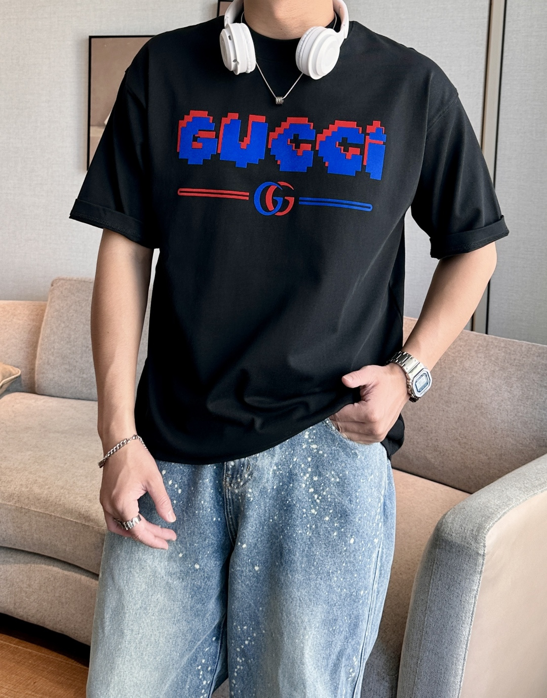 NO:550811,Gucc 2025 spring and summer style/official website synchronization The fabric is made of heavy pure cotton combed cotton fabric, OS loose style, and the upper body style is super positive!  Everyday versatile, a must-have item for wardrobe!  Size S-3XL (Large-size) Size/part S M L XL 2XL 3XL Shoulder width 52 54 56 57 59 60 Clothes length 70 72.75.78.82.85. Bust 54 56.58.60.62.64. Sleeve length 24 26 27 28 29 30,,gucci,alexander wang19860909Gucc 2025春夏款/官网同步 面料采用重磅纯棉精梳棉面料,OS宽松版型,上身版型超正！日常百搭,衣橱必备单品！ 尺码 S-3XL（版型偏大） 码数/部位S M L XL 2XL 3XL 肩宽 52 54 56 57 59 60 衣长70 72.75.78.82.85. 胸围 54 56.58.60.62.64. 袖长24 26 27 28 29 30,,gucci,alexander wang,Men's clothing