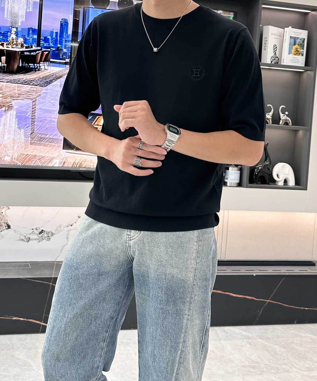 NO:495246,A*S The latest classic 'H' embroidered men's round neck short-sleeved sweater in spring and summer, with 80 super soft fabrics with high-end tin and wool blends, 16-needle dense needle method, clear texture, tight and undeformed, soft and soft texture, showing high-end luxury quality; the comfort of close-fitting is absolutely incomparable to ordinary T-shirts, and it is more breathable and cooler than ordinary cotton T-shirts, and will not feel hot until July or August. The traditional round neck design is simple and generous, the iconic 'H' letter embroidered logo on the chest is exquisite and exquisite, the overall style is elegant and fashionable and beautiful, high-end luxury and full of spirituality, the upper body has style and taste, the temperament of the big brand is fully displayed, showing young and versatile, showing the charm of a trendy man full of youthful vitality. Export order standard, the details are handled very well, and the upper body does not want to take off.  Fabric 50-day silk, 30 wool, 20 nylon Size M-3XL (model 172 cm 148 catties try on L size suitable) 3 colors black, blue, orange, T-shirt, tees, t-shirt, alexander wang19860909爱*仕 春夏最新经典“H”绣标男士圆领短袖针织衫,精选高档天丝和羊毛混纺80支超柔面料,16针密致针法,纹理清晰,紧密不变形,质感软糯,尽显高端奢华品质；贴身穿着的舒适度绝对是普通Ｔ恤无法比拟的,而且比普通棉质T恤更为透气凉爽,穿到7、8月都不会有热感.传统圆领设计,简单大方,胸前标志性“H”字母刺绣徽标,精致考究,整体风格优雅时尚而又极具美感,高端奢华而又充满灵性,上身有格调有品位,大牌气质展露无遗,显年轻又百搭,彰显充满青春活力的新潮型男魅力.出口订单标准,细节处理非常到位,上身就不想脱的一款圆领针织衫. 面料50天丝,30羊毛,20尼龙 尺码M-3XL（模特172厘米148斤试穿L码合适）3个颜色黑色,蓝色,桔色,,T-shirt,tees，t-shirt,alexander wang,Men's clothing