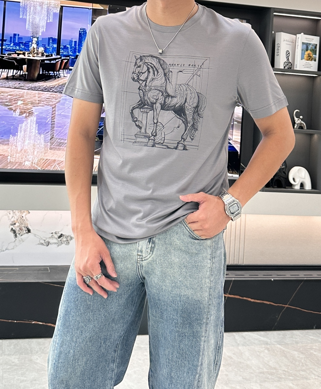 NO:495241,A*S The latest Brazilian horse embroidered men's round neck T-shirt in spring and summer, the representative Brazilian horse pattern on the chest adopts 10,000-needle 3D three-dimensional embroidery process. Each needle and thread are so exquisite and exquisite. The degree of precision must be truly appreciated with a magnifying glass. It has a strong sense of layering and three-dimensional reality. The upper body is stylish and stylish, with more connotation and taste. It can be worn alone or inside. It is a high-quality male god style full of style!  Austrian imported Lanjing Tennis, with a great feel. It feels softer and smoother to the touch than ordinary mercerized cotton, and is more refreshing and comfortable to wear. It will not fade or deform after wearing for a long time. Size M-3XL (model 172 cm 148 catties and try on L size suitable) 3 colors hidden blue, dark gray, light gray, tees, t-shirt, alexander wang19860909爱*仕 春夏最新巴西骏马刺绣男士圆领T恤衫,胸前极具代表性的巴西骏马图案,采用万针级3D立体刺绣工艺,每一针每一线都是那么精致考究,其精细程度要拿放大镜才能真正领略,层次感极强,立体逼真.上身有型有格调,更有内涵和品位,可单穿可内搭,随意搭配都是逼格满满的优质男神范儿！面料奥地利进口兰精天丝,手感超级赞,摸上去比一般丝光棉更加柔软顺滑,穿着更加冰爽舒适,且久穿久洗不褪色不变形.尺码M-3XL（模特172厘米148斤试穿L码合适）3个颜色藏蓝,深灰,浅灰,,tees，t-shirt,alexander wang,Men's clothing