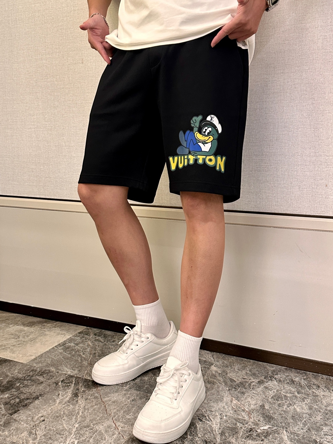 Lv 2025夏季短裤！经典爆款，经典百搭松紧腰休闲五分裤！！很经典的一款，松紧腰 两侧插袋 面料采用客