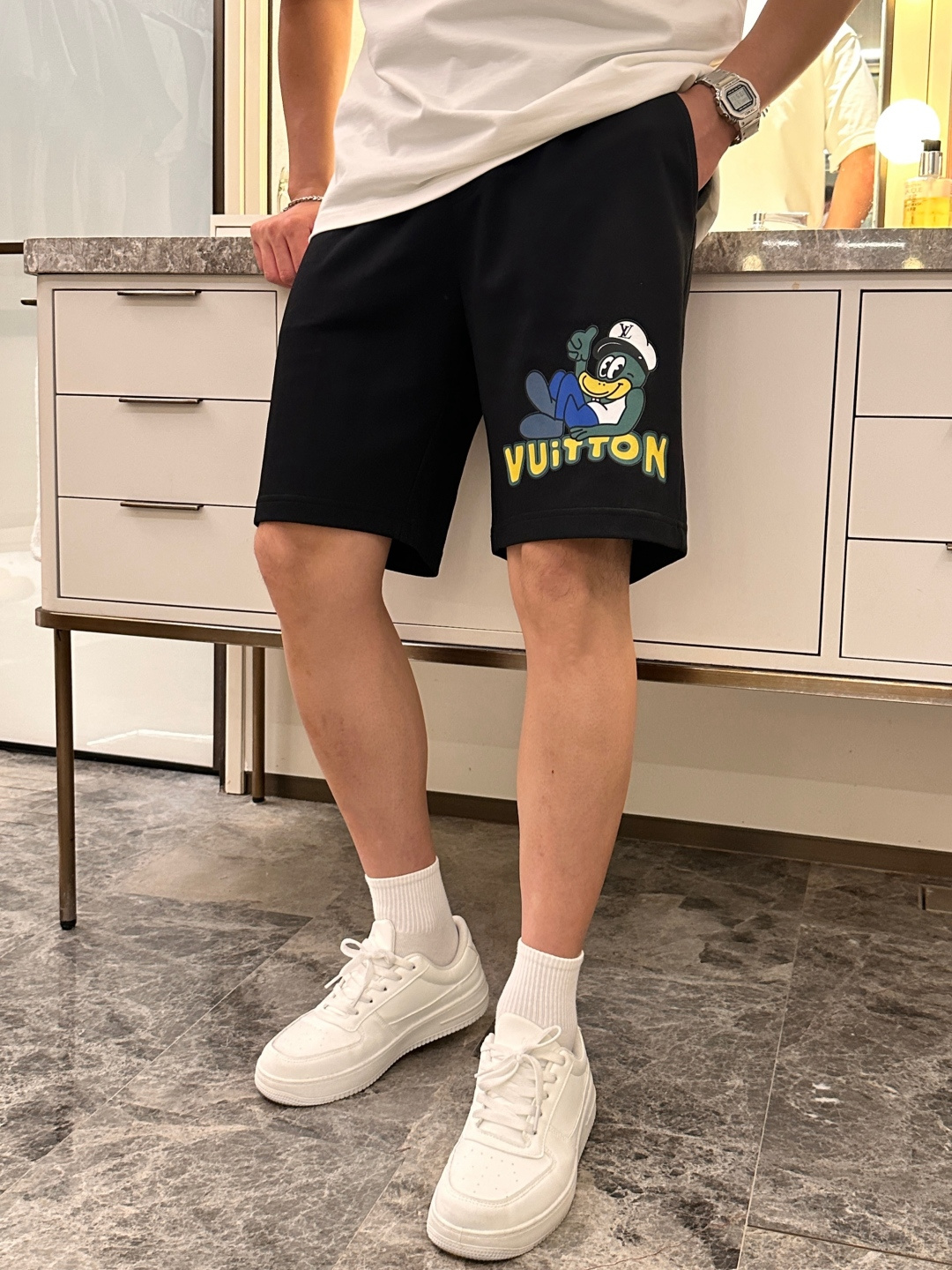 Lv 2025夏季短裤！经典爆款，经典百搭松紧腰休闲五分裤！！很经典的一款，松紧腰 两侧插袋 面料采用客