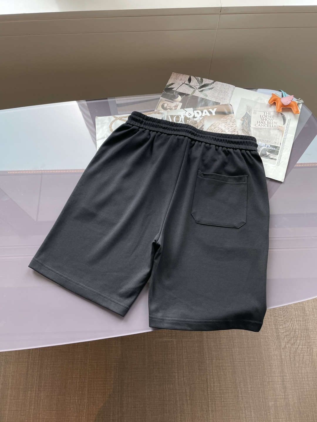 Lv 2025夏季短裤！经典爆款，经典百搭松紧腰休闲五分裤！！很经典的一款，松紧腰 两侧插袋 面料采用客