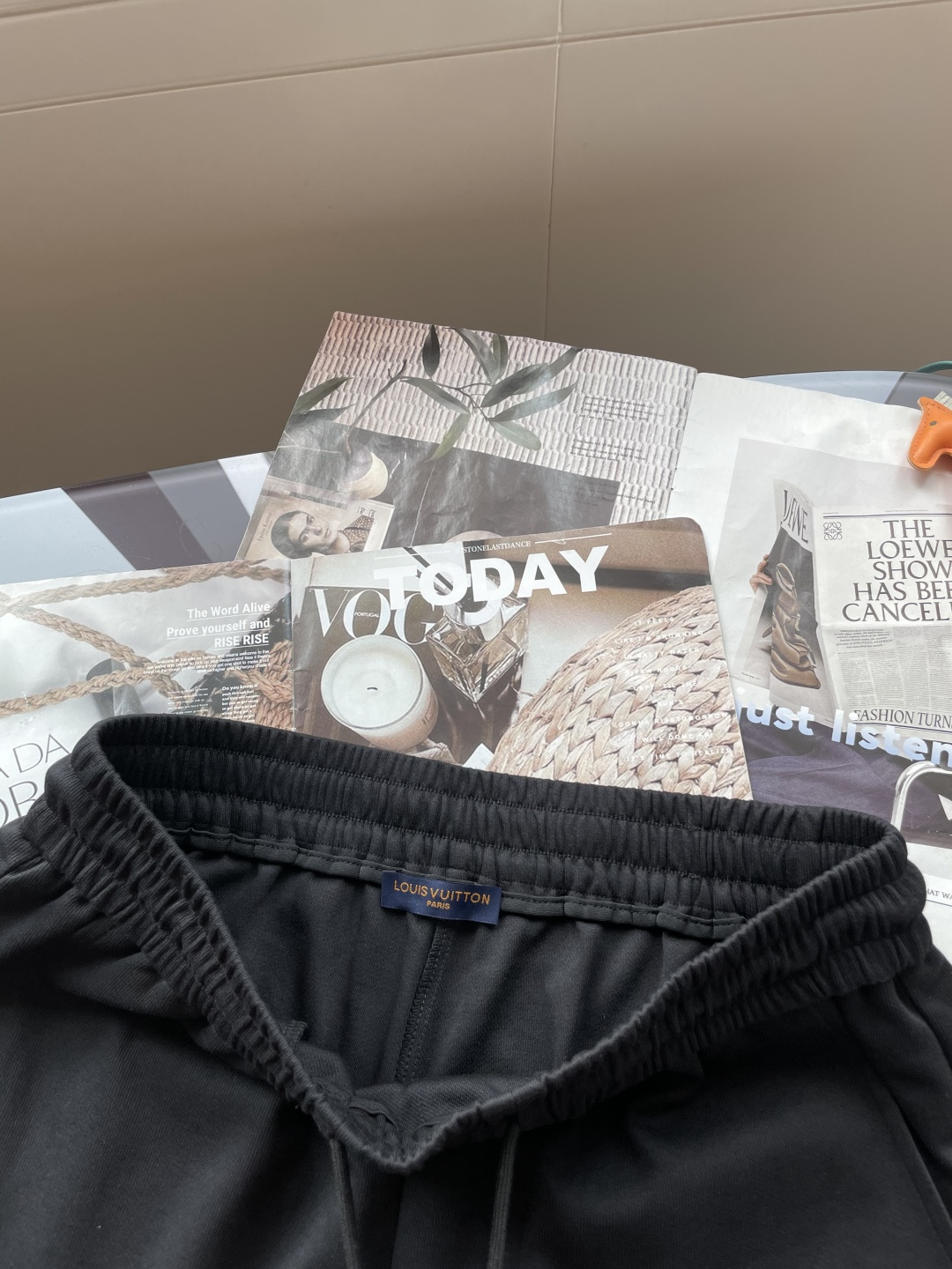 Lv 2025夏季短裤！经典爆款，经典百搭松紧腰休闲五分裤！！很经典的一款，松紧腰 两侧插袋 面料采用客