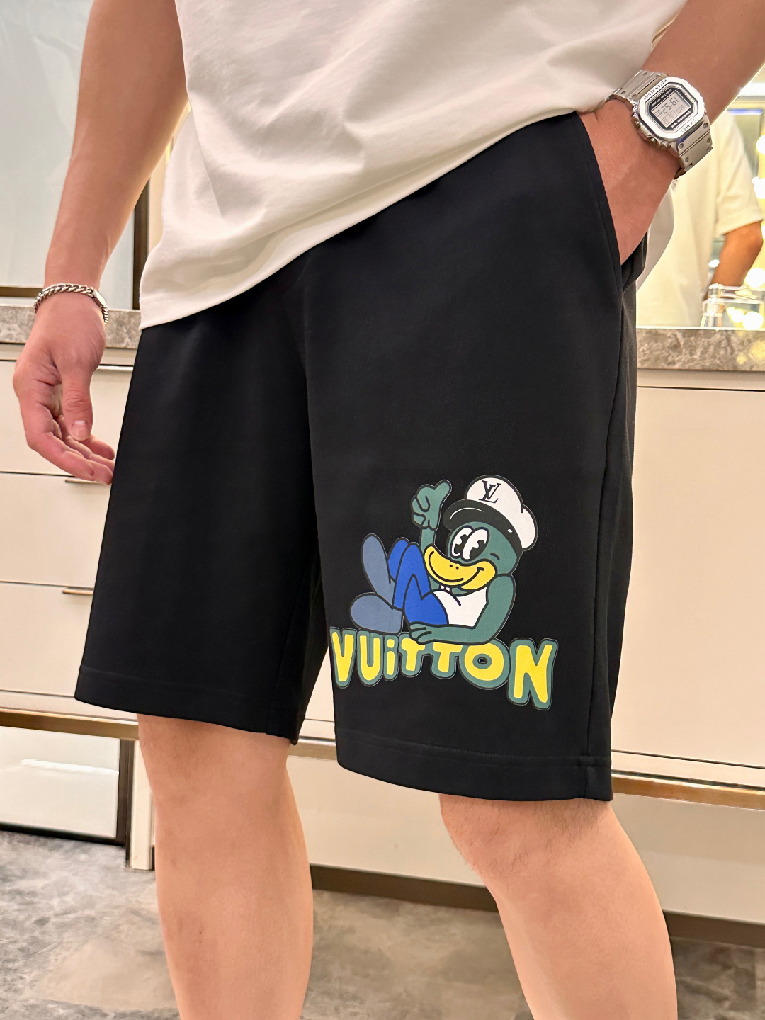 Lv 2025夏季短裤！经典爆款，经典百搭松紧腰休闲五分裤！！很经典的一款，松紧腰 两侧插袋 面料采用客