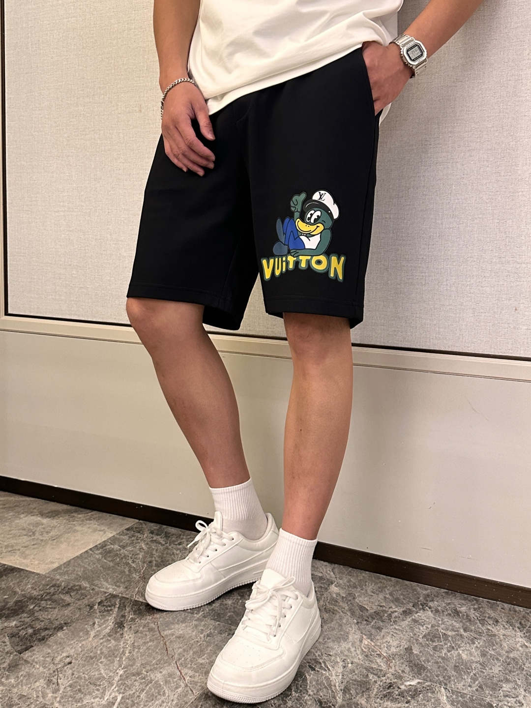 Lv 2025夏季短裤！经典爆款，经典百搭松紧腰休闲五分裤！！很经典的一款，松紧腰 两侧插袋 面料采用客