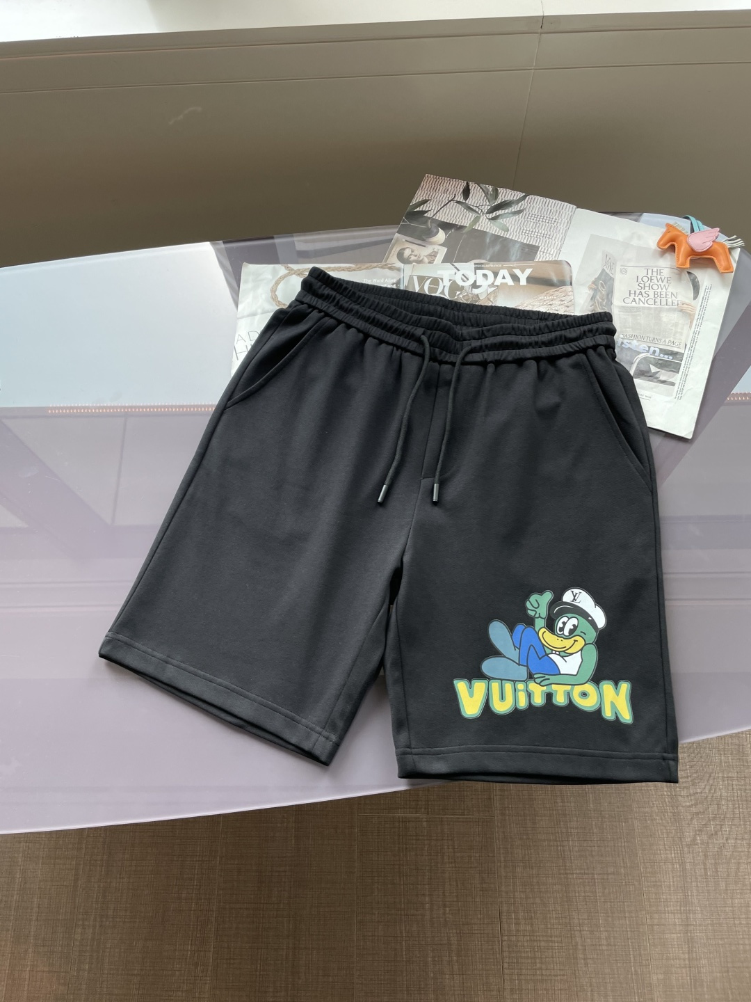 Lv 2025夏季短裤！经典爆款，经典百搭松紧腰休闲五分裤！！很经典的一款，松紧腰 两侧插袋 面料采用客