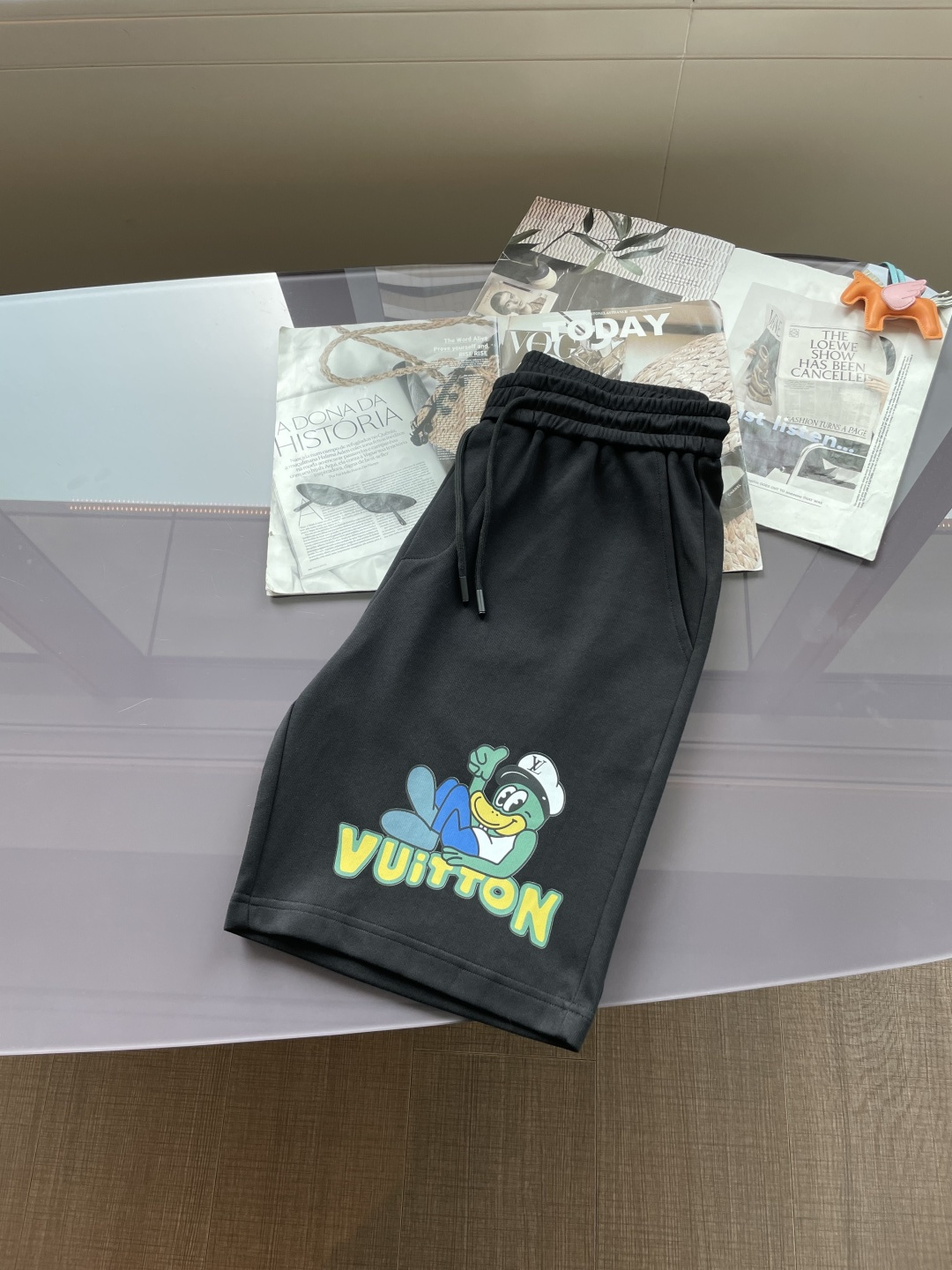 Lv 2025夏季短裤！经典爆款，经典百搭松紧腰休闲五分裤！！很经典的一款，松紧腰 两侧插袋 面料采用客