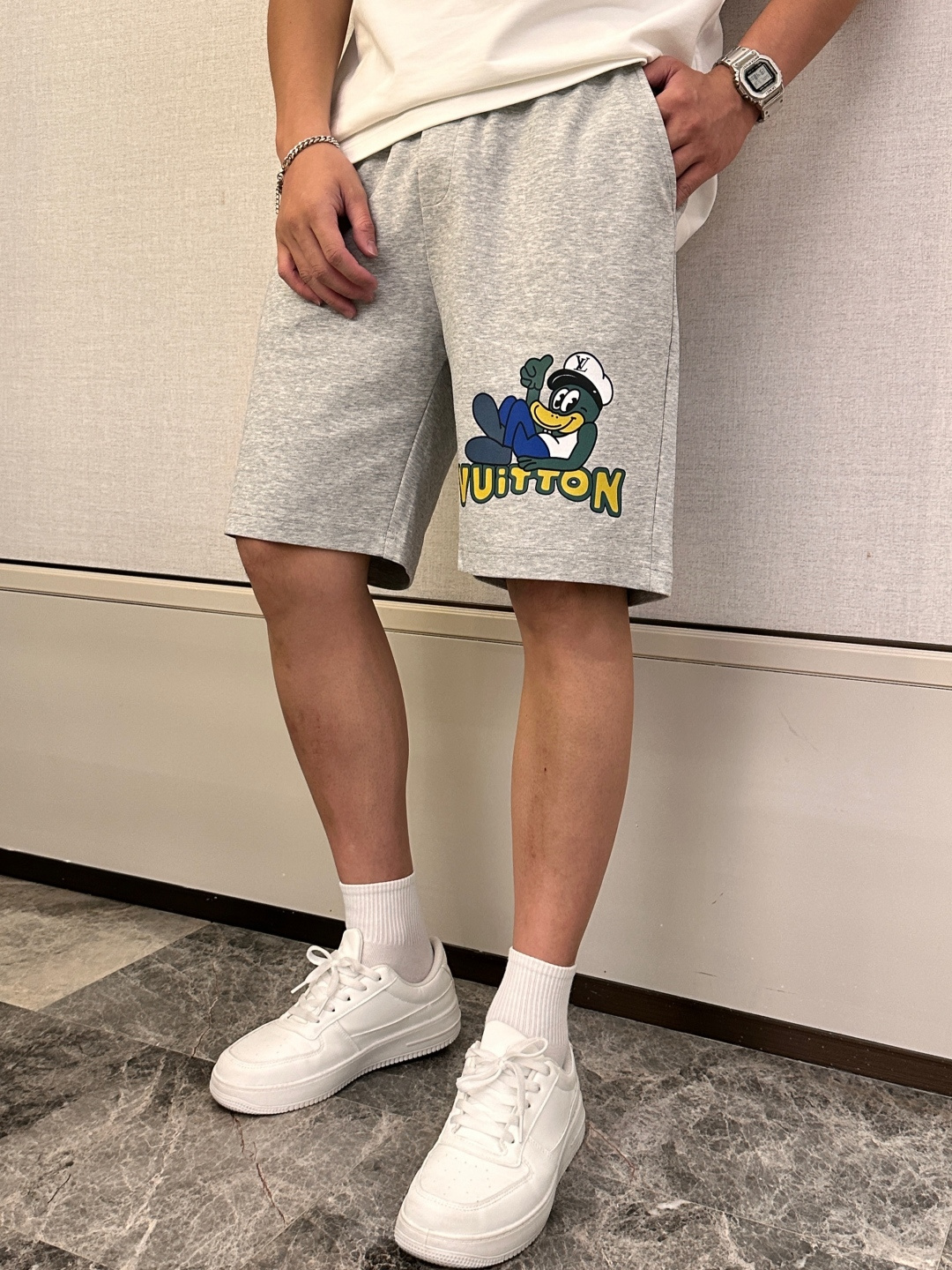 Lv 2025夏季短裤！经典爆款，经典百搭松紧腰休闲五分裤！！很经典的一款，松紧腰 两侧插袋 面料采用客