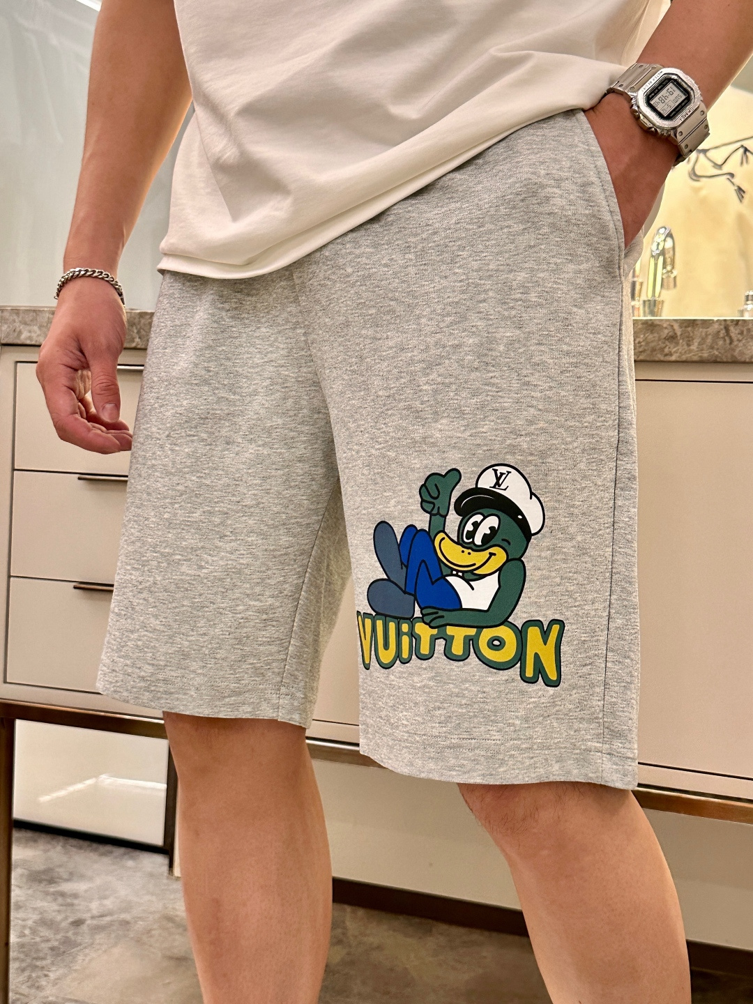 Lv 2025夏季短裤！经典爆款，经典百搭松紧腰休闲五分裤！！很经典的一款，松紧腰 两侧插袋 面料采用客