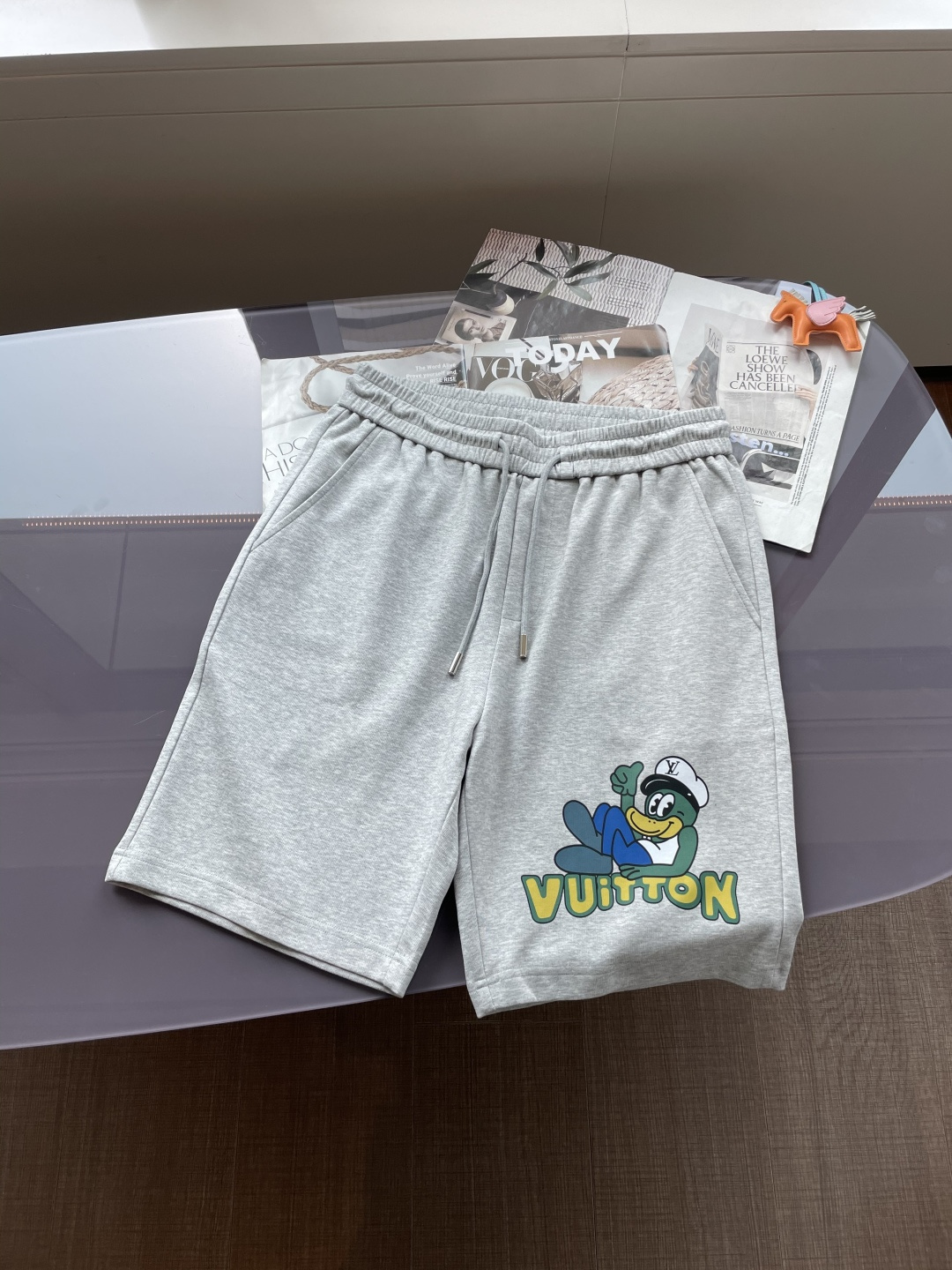 Lv 2025夏季短裤！经典爆款，经典百搭松紧腰休闲五分裤！！很经典的一款，松紧腰 两侧插袋 面料采用客