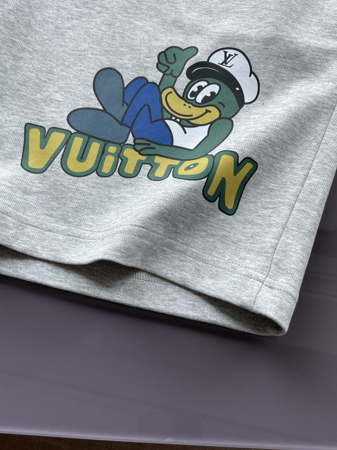 Lv 2025夏季短裤！经典爆款，经典百搭松紧腰休闲五分裤！！很经典的一款，松紧腰 两侧插袋 面料采用客