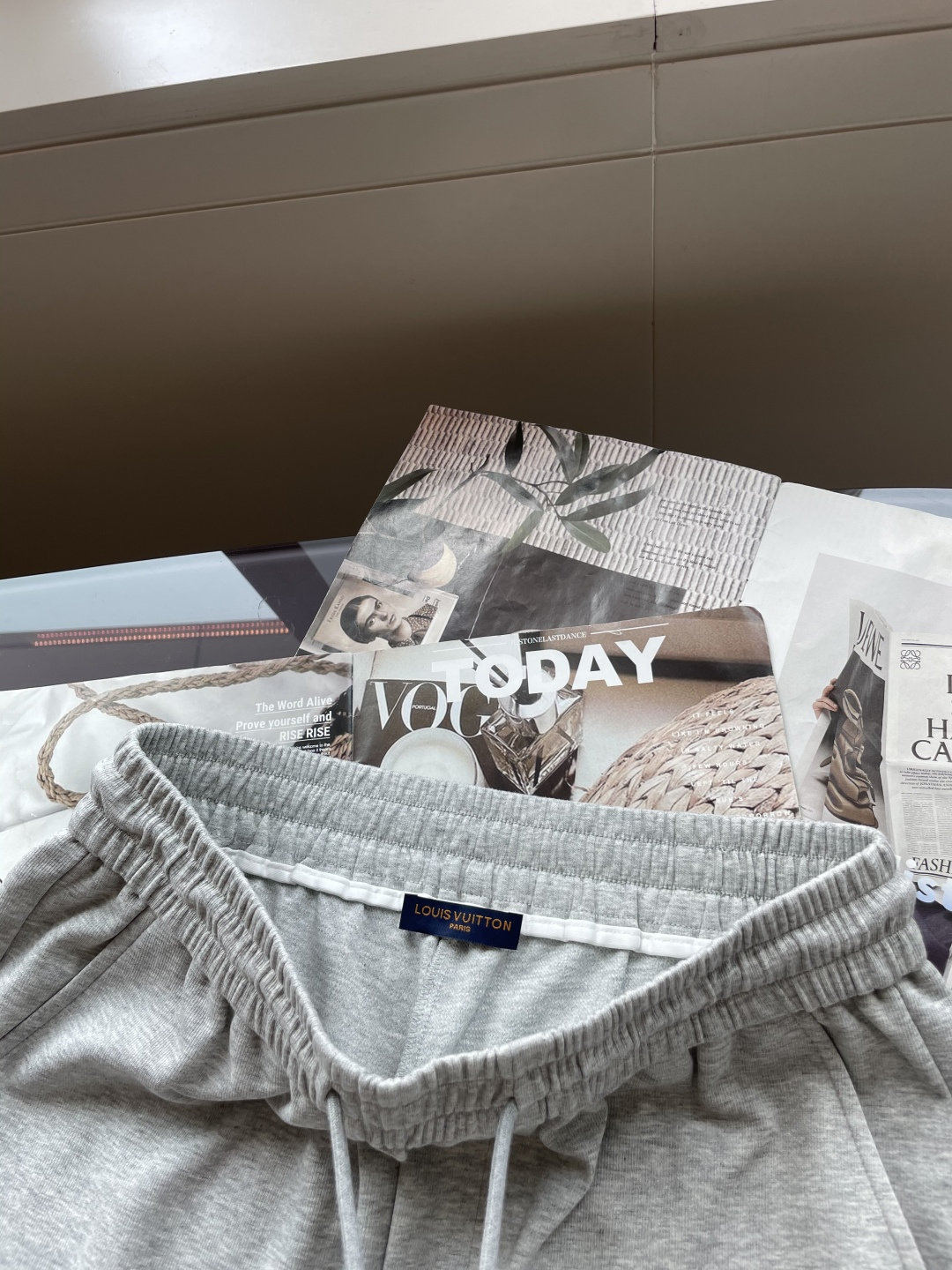 Lv 2025夏季短裤！经典爆款，经典百搭松紧腰休闲五分裤！！很经典的一款，松紧腰 两侧插袋 面料采用客