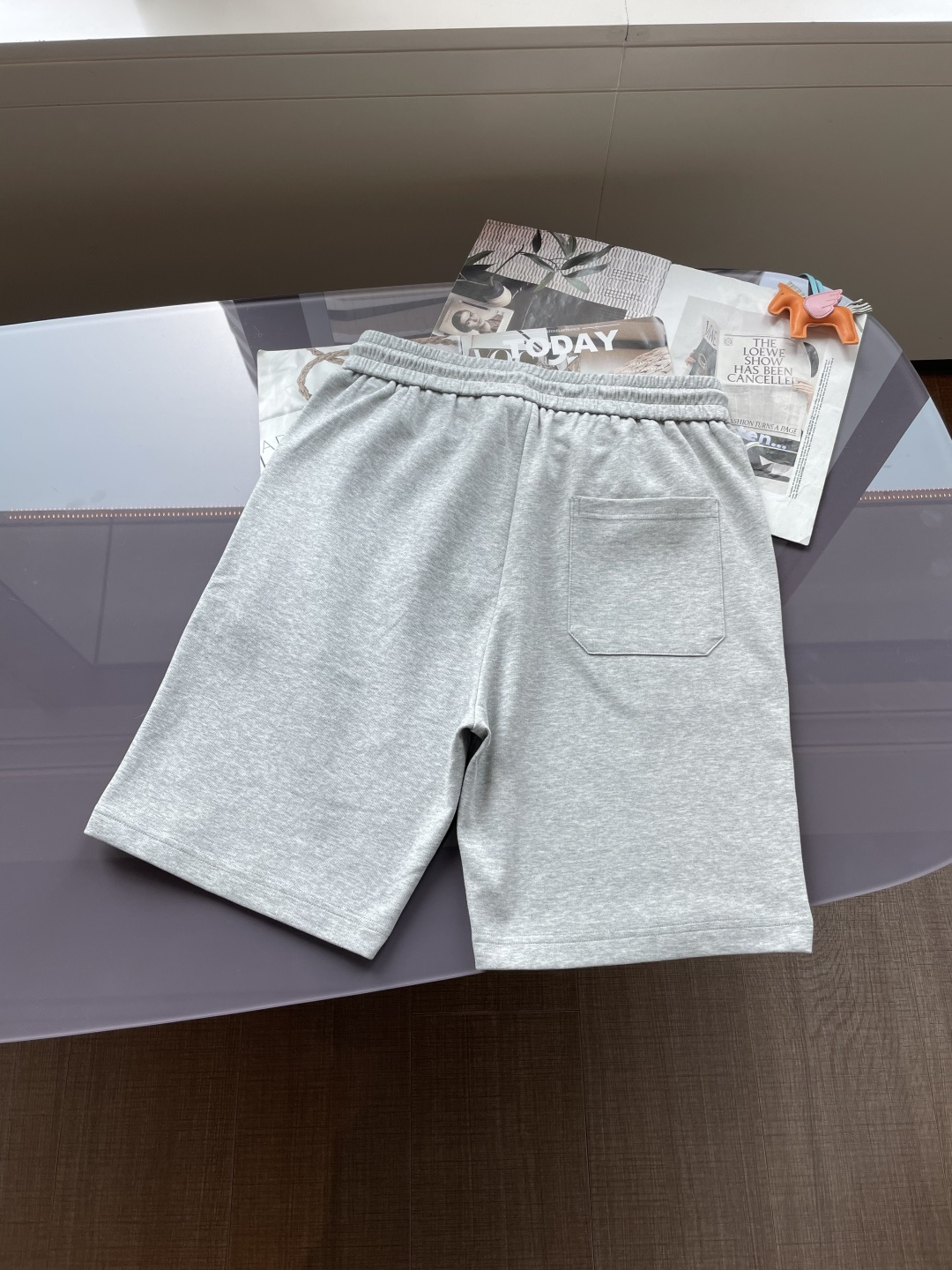 Lv 2025夏季短裤！经典爆款，经典百搭松紧腰休闲五分裤！！很经典的一款，松紧腰 两侧插袋 面料采用客