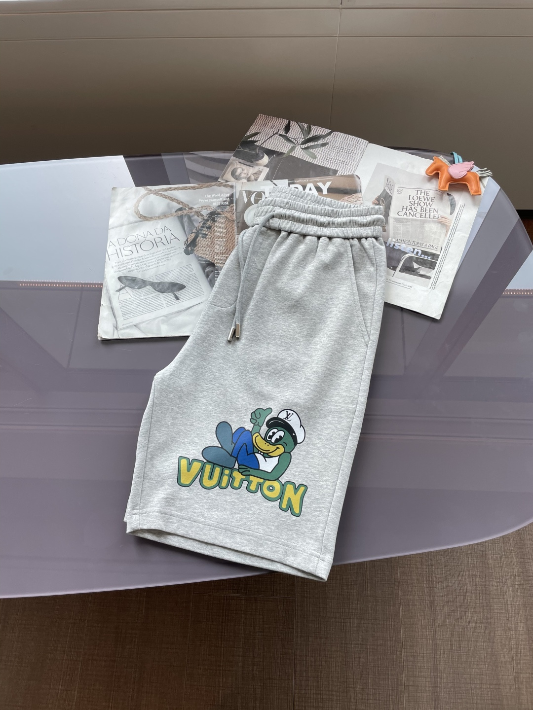 Lv 2025夏季短裤！经典爆款，经典百搭松紧腰休闲五分裤！！很经典的一款，松紧腰 两侧插袋 面料采用客