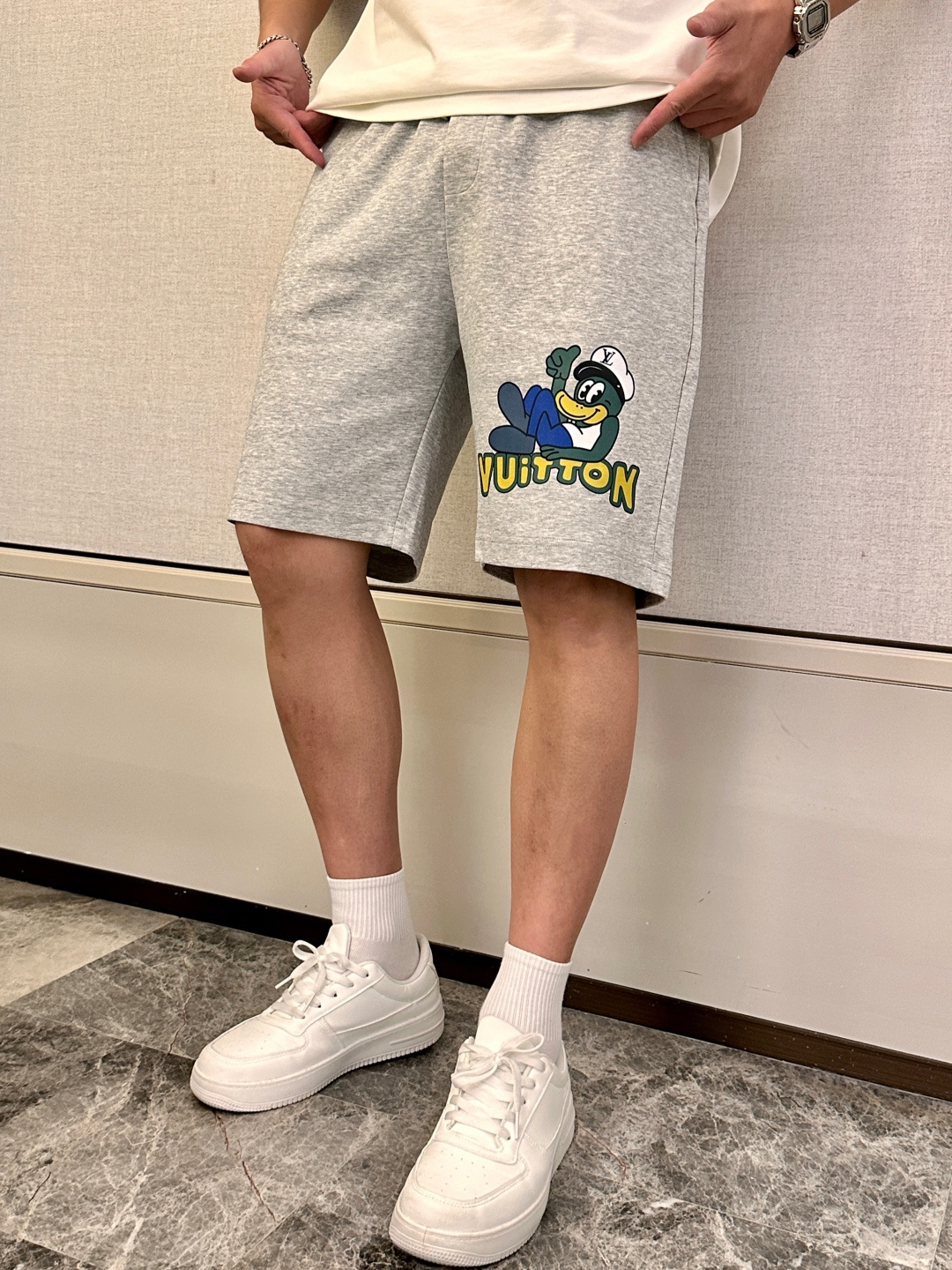 Lv 2025夏季短裤！经典爆款，经典百搭松紧腰休闲五分裤！！很经典的一款，松紧腰 两侧插袋 面料采用客