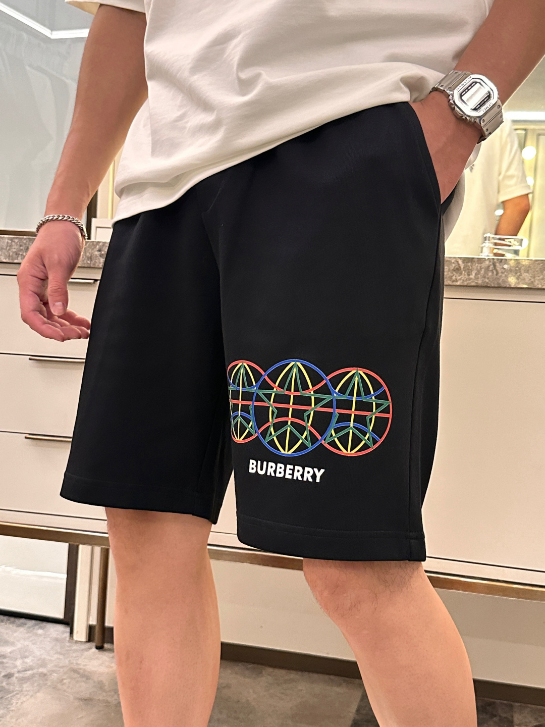 Lv 2025夏季短裤！经典爆款，经典百搭松紧腰休闲五分裤！！很经典的一款，松紧腰 两侧插袋 面料采用客