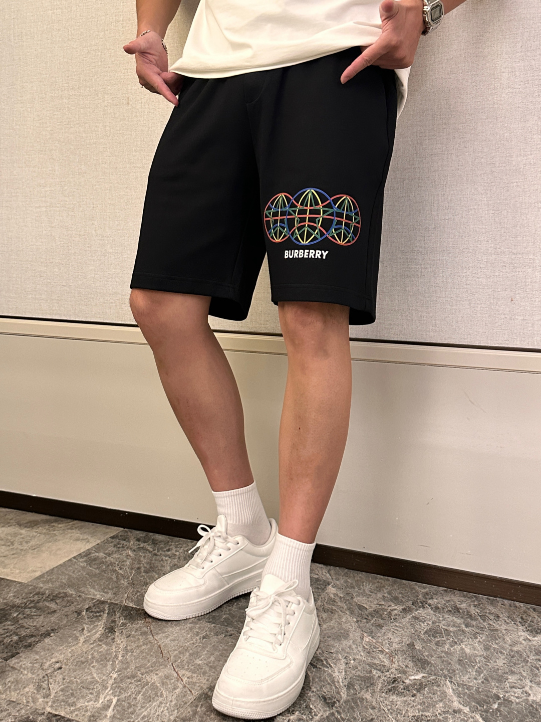 Lv 2025夏季短裤！经典爆款，经典百搭松紧腰休闲五分裤！！很经典的一款，松紧腰 两侧插袋 面料采用客