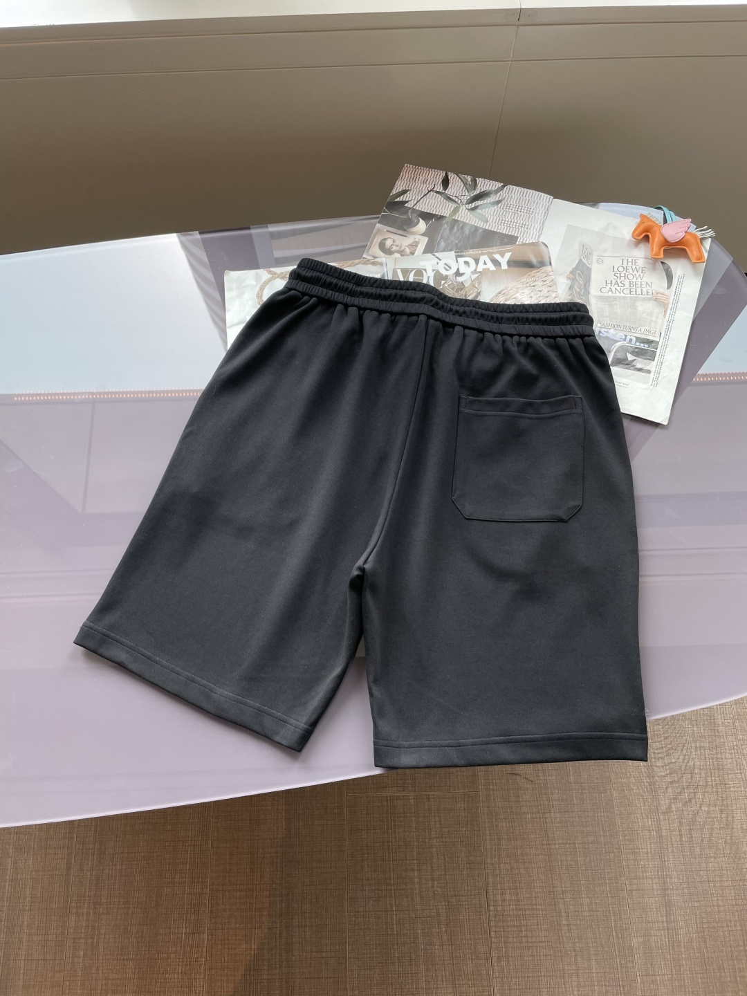 Lv 2025夏季短裤！经典爆款，经典百搭松紧腰休闲五分裤！！很经典的一款，松紧腰 两侧插袋 面料采用客